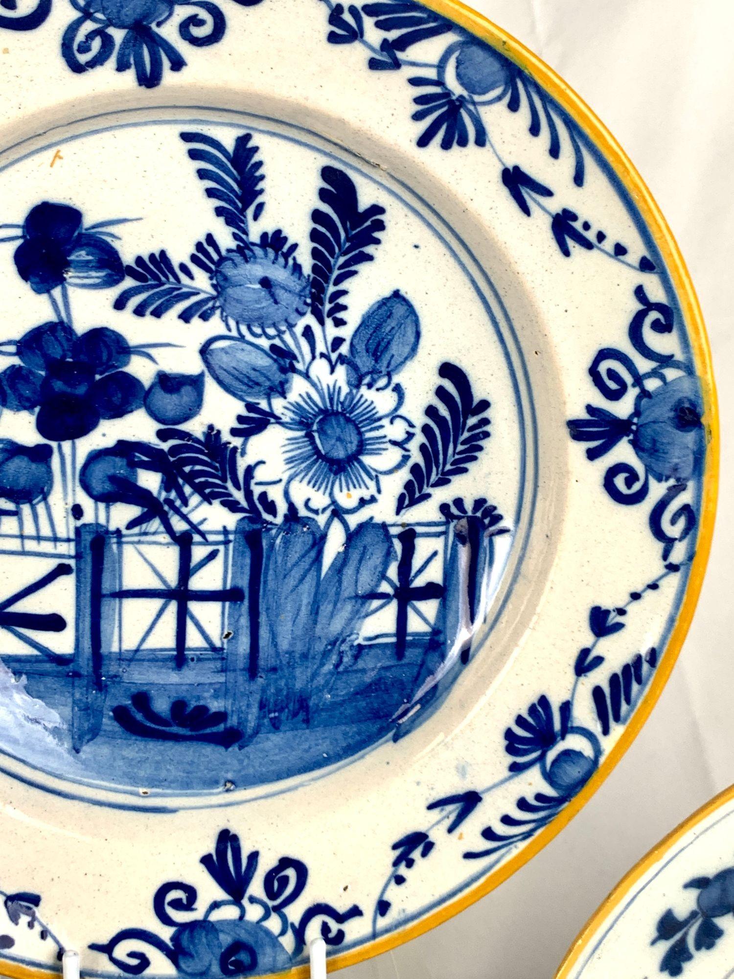 Set di 3 piatti antichi Delft blu e bianchi dipinti a mano Paesi Bassi Ca. 1800 in vendita 2