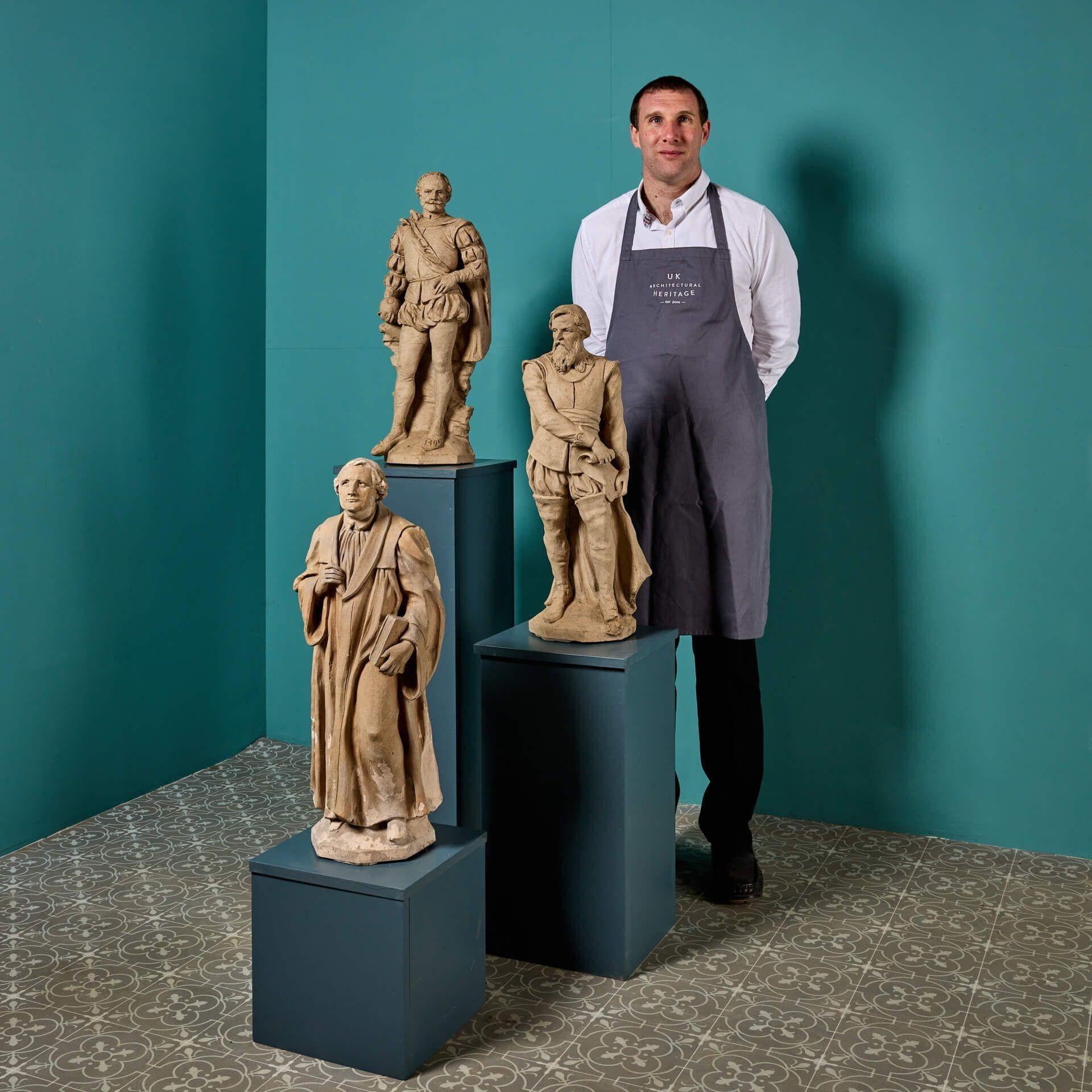 Ein Satz von 3 antiken Terrakotta-Statuen, die berühmte historische englische Persönlichkeiten darstellen, möglicherweise von Blanchard. Die Sammlung umfasst Statuen von Francis Drake, dem Entdecker des 16. Jahrhunderts, John Wesley, dem Gründer der