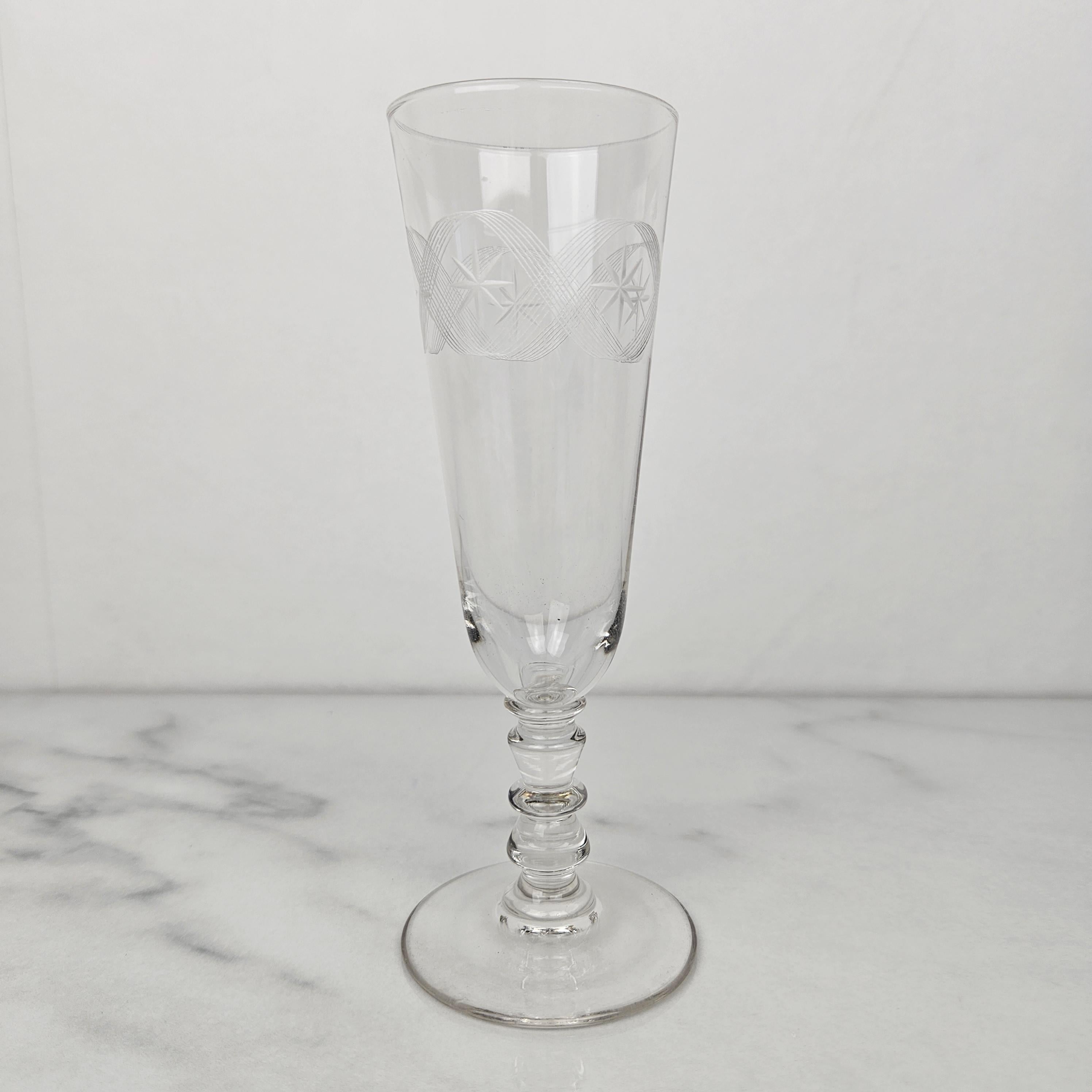 Romantique Ensemble de 3 flûtes à champagne anciennes avec motif étoilé gravé, vers 1890 en vente