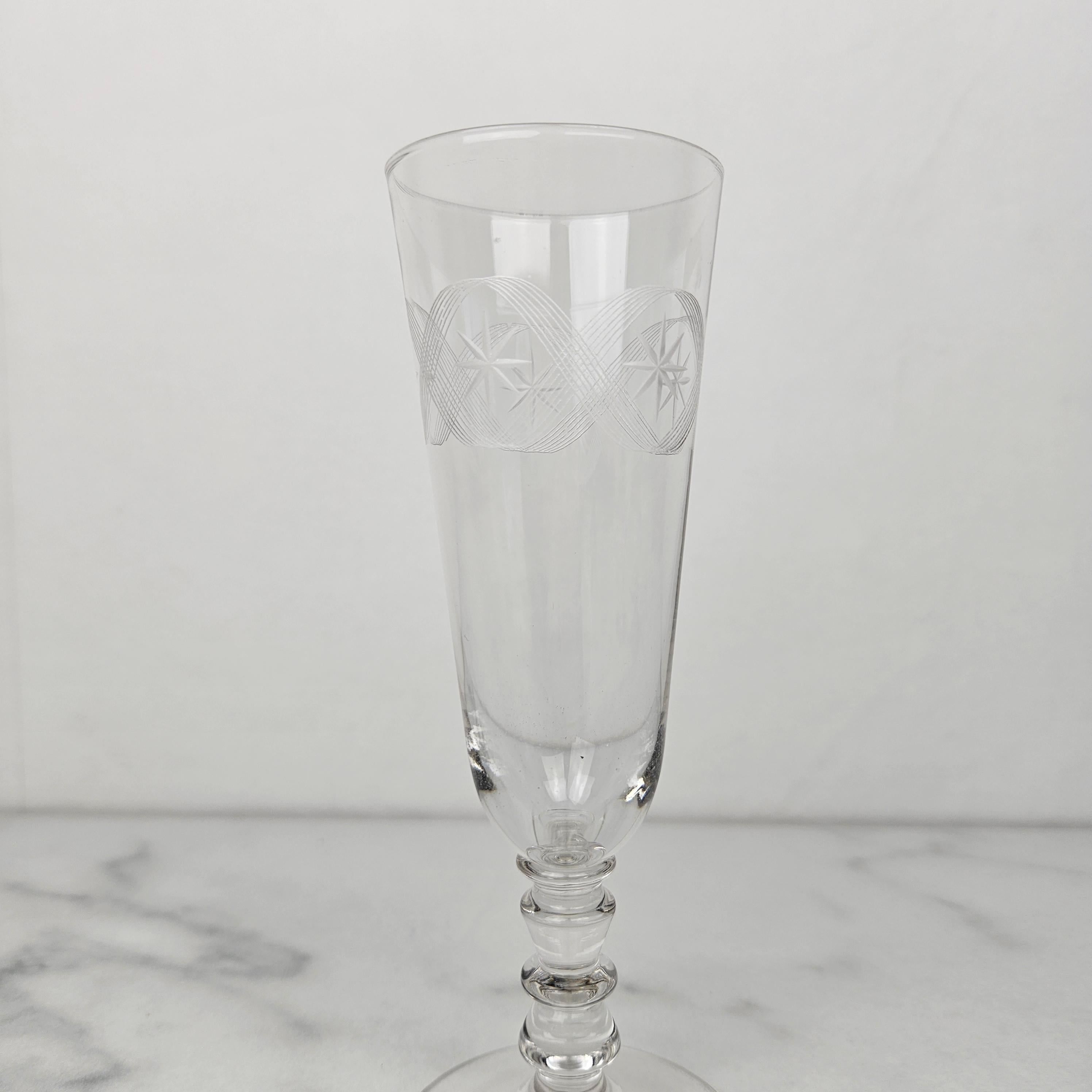 Français Ensemble de 3 flûtes à champagne anciennes avec motif étoilé gravé, vers 1890 en vente