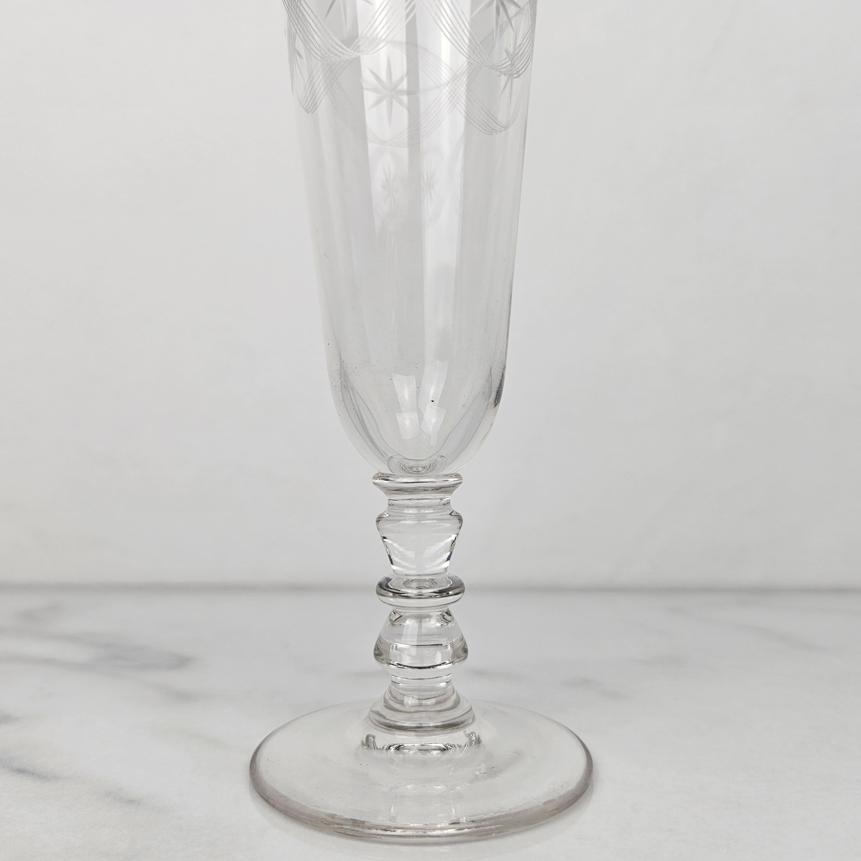 Fait main Ensemble de 3 flûtes à champagne anciennes avec motif étoilé gravé, vers 1890 en vente