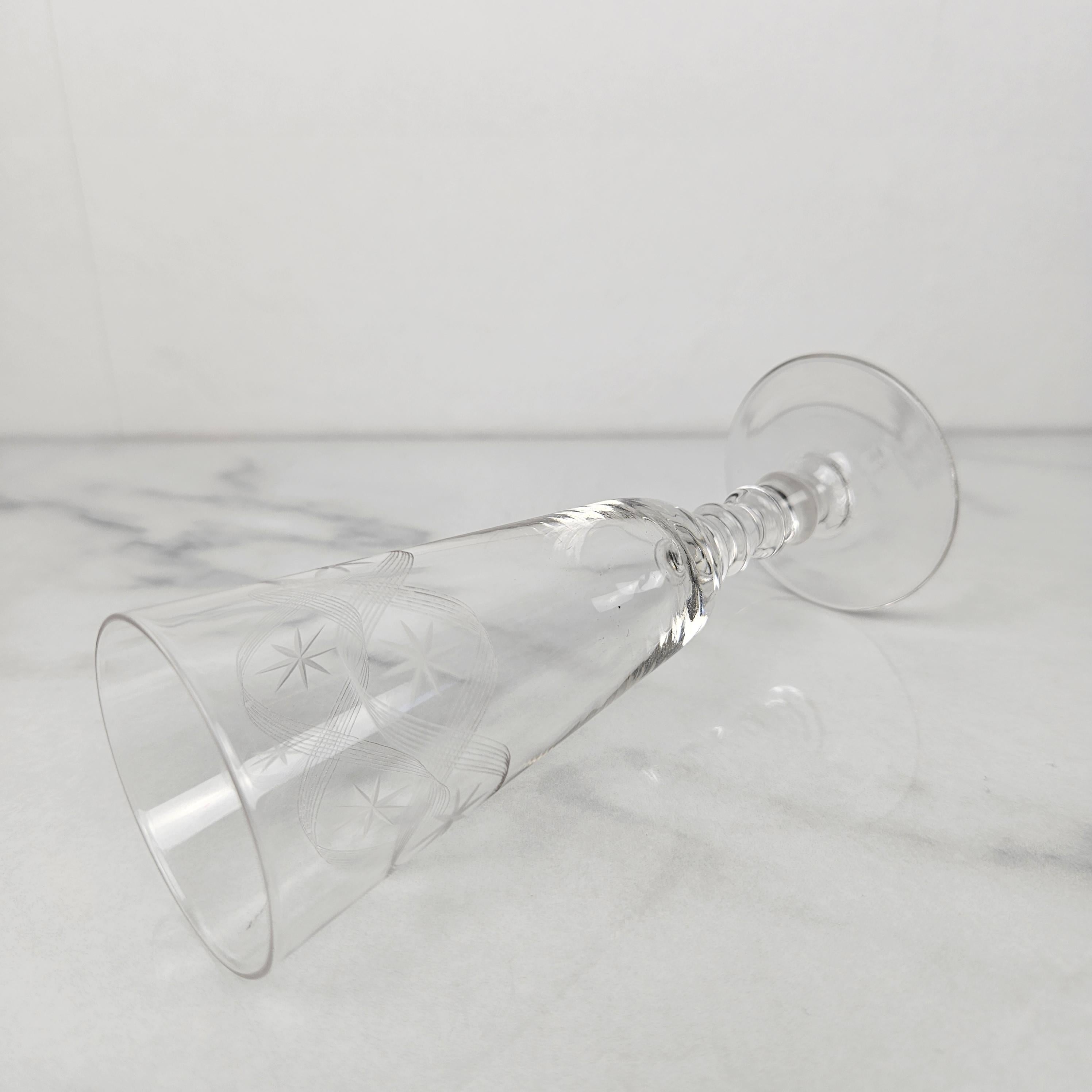 Ensemble de 3 flûtes à champagne anciennes avec motif étoilé gravé, vers 1890 Bon état - En vente à Oud Beijerland, NL