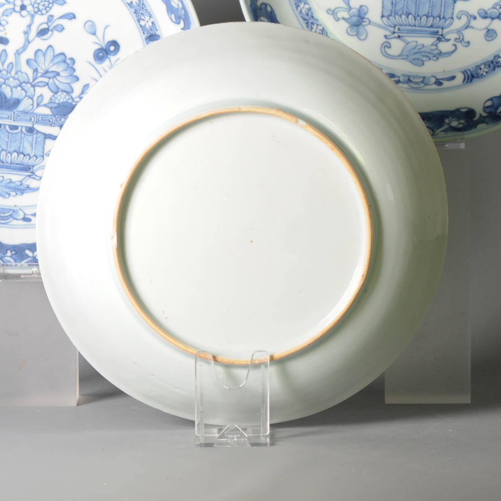 Set of 3 Antique Chinese Porcelain Blue & White Dinner Plates, 18th Century In Good Condition For Sale In Amsterdam, Noord Holland