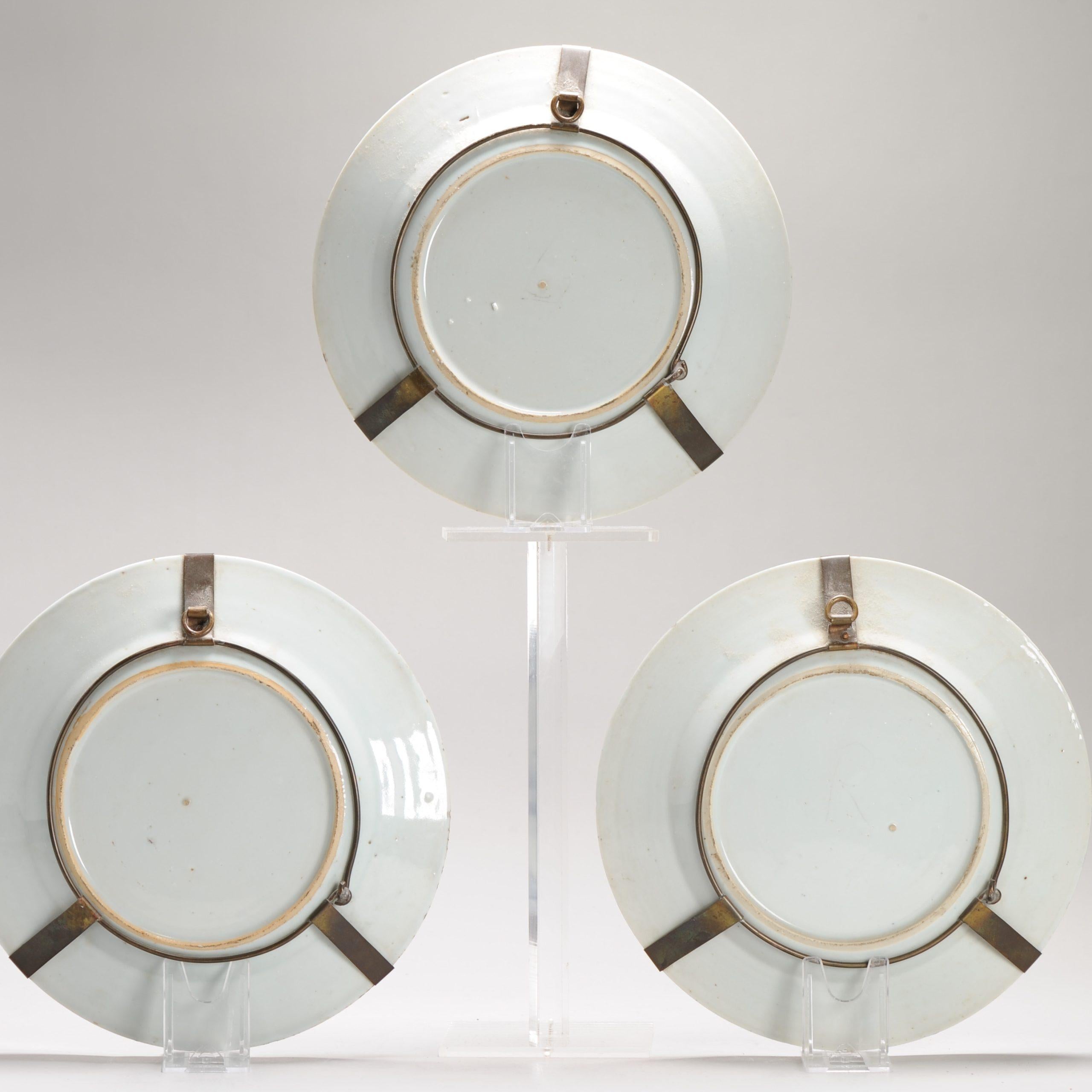 Ein sehr schön dekoriertes Set von 3 Tellern, Landschaftsszene.

Zusätzliche Informationen:
MATERIAL: Porzellan & Töpferei
Dekoration Typ / Farbe: Blau & Weiß
Herkunftsregion: China
Kaiser: Kangxi (1661-1722), Yongzheng (1722-1735)
Zeitraum: 18.