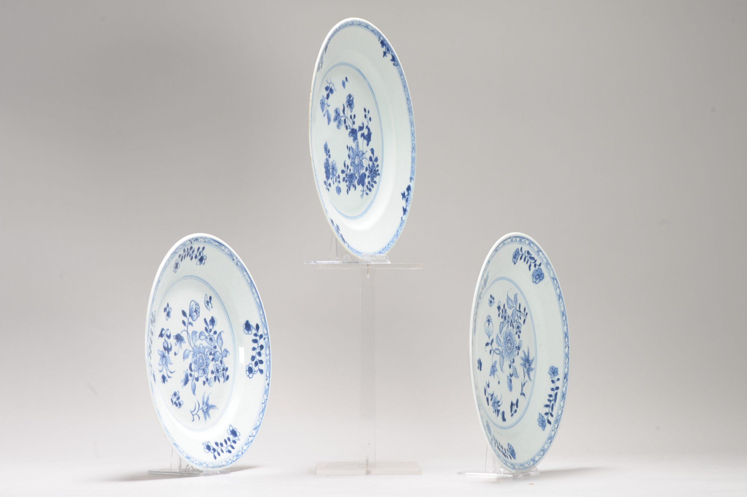 Ein sehr schön dekoriertes Set von 3 Tellern, Blumenszene.

Zusätzliche Informationen:
MATERIAL: Porzellan & Töpferei
Dekoration Typ / Farbe: Blau & Weiß
Herkunftsregion: China
Kaiser: Kangxi (1661-1722), Yongzheng (1722-1735)
Zeitraum: 18.