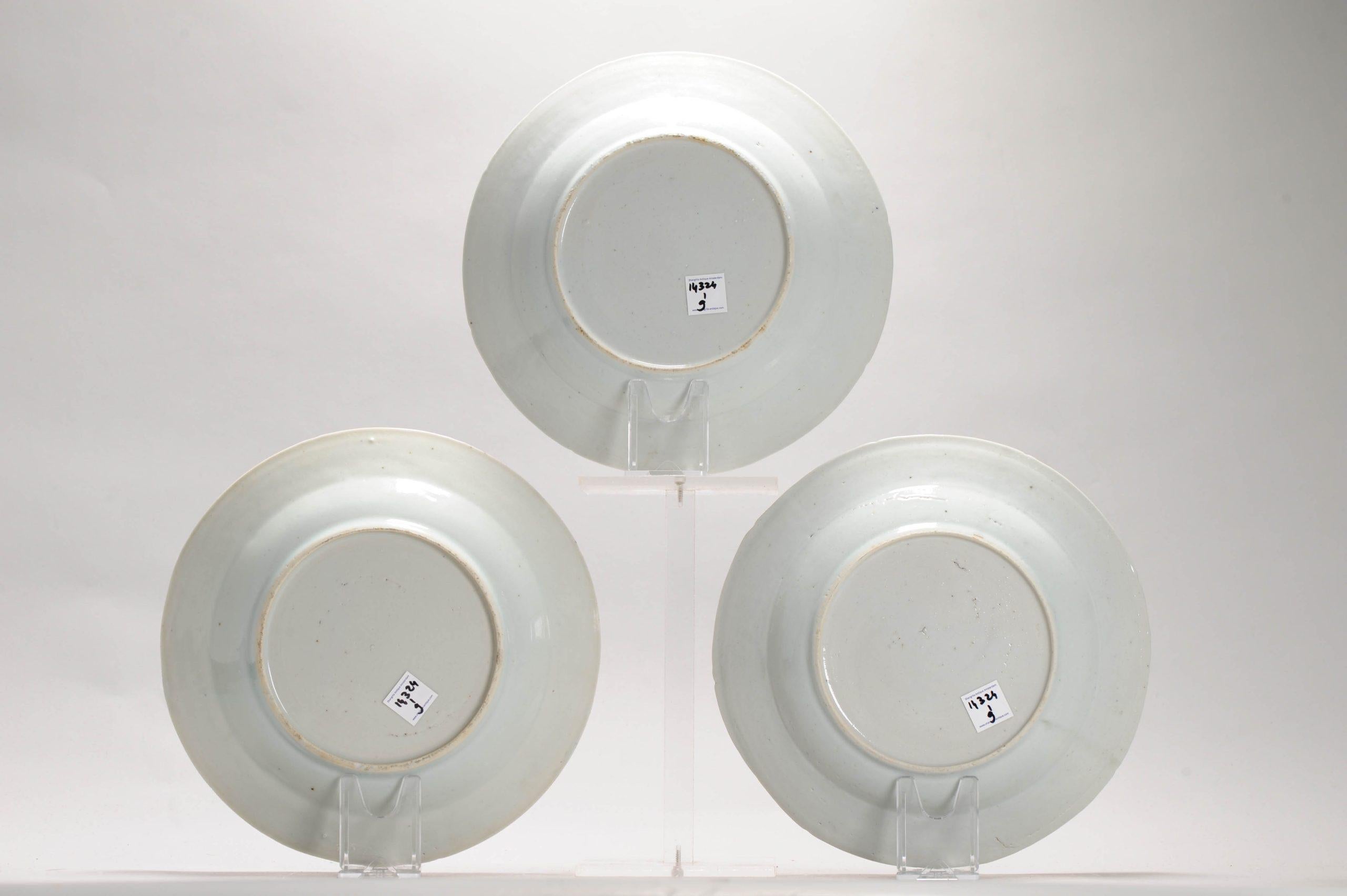 Chinois Ensemble de 3 assiettes plates anciennes chinoises Kangxi/Yongzheng en porcelaine bleue et blanche 18C en vente