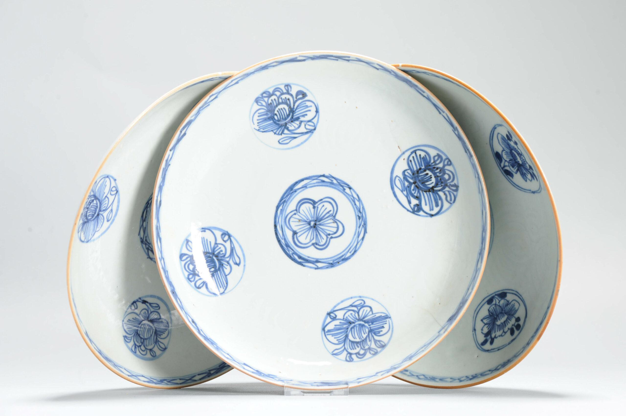 Conjunto de 3 platos muy bien decorados. Se utilizaron para la redecoración en Holanda.
escena floral y también anhua en la pared.

Más información:
Material: Porcelana y cerámica
Región de origen: China
Periodo: siglo XVIII
Emperador: Qianlong