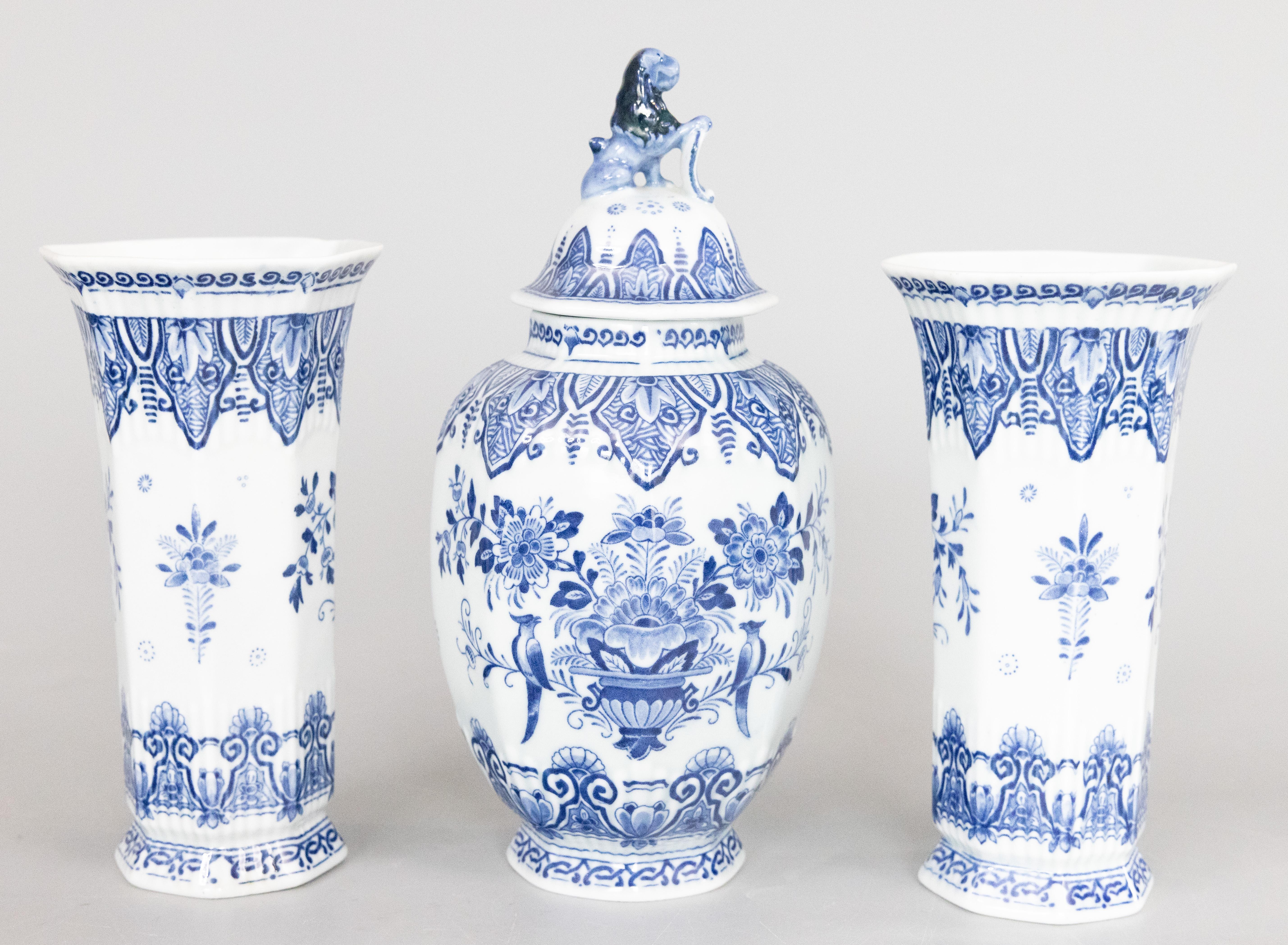 Néerlandais Ensemble de 3 vases hollandais anciens à garniture florale de Delft en vente