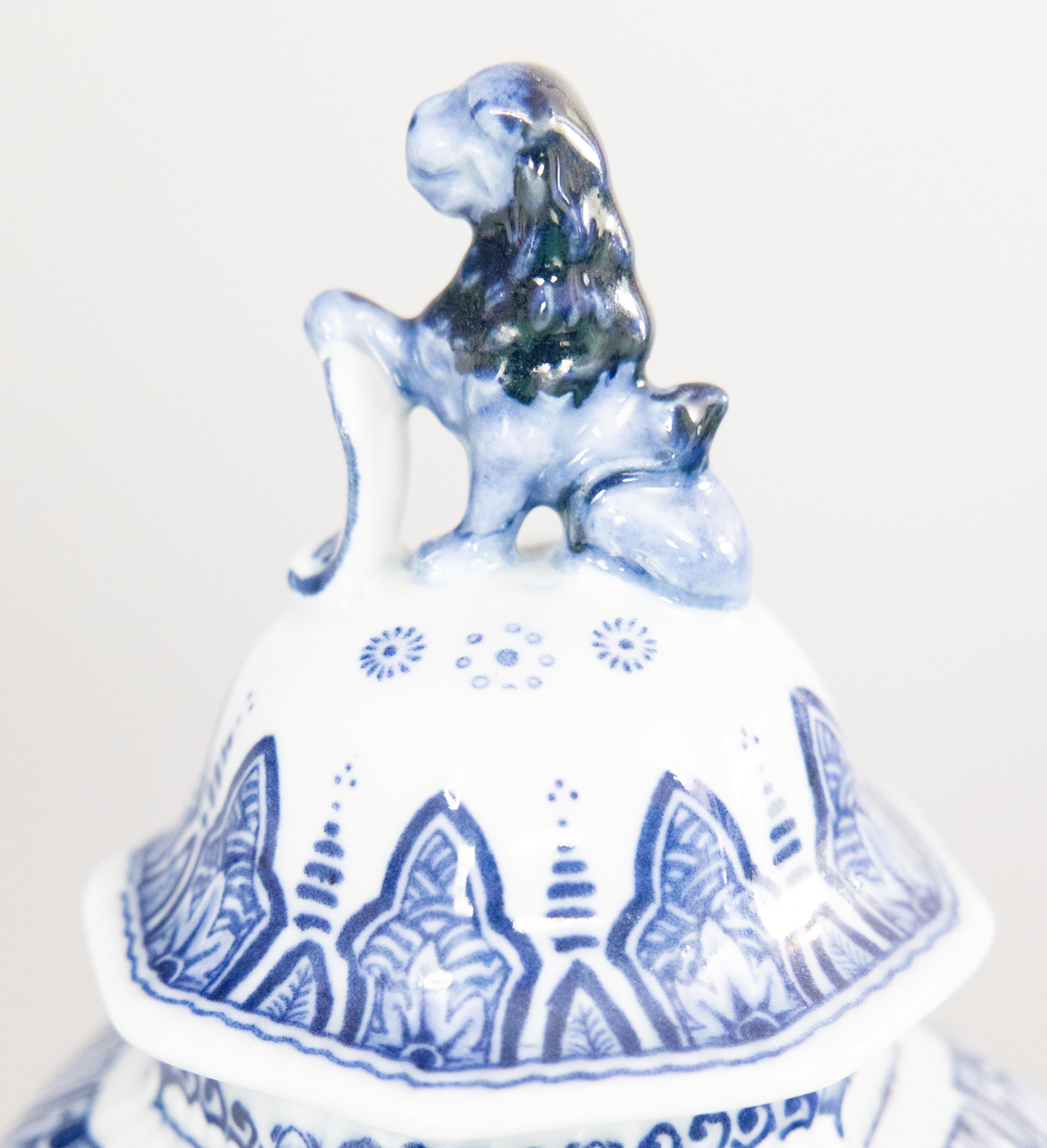 20ième siècle Ensemble de 3 vases hollandais anciens à garniture florale de Delft en vente
