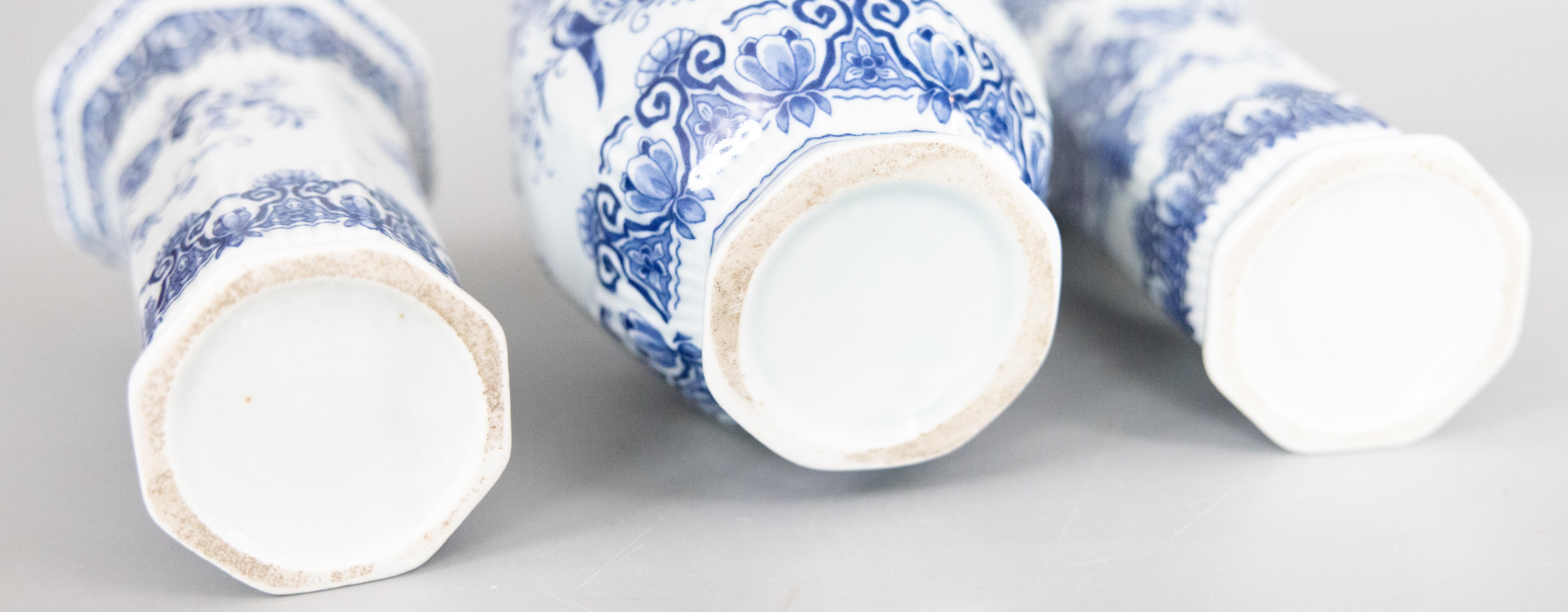 Ensemble de 3 vases hollandais anciens à garniture florale de Delft en vente 1