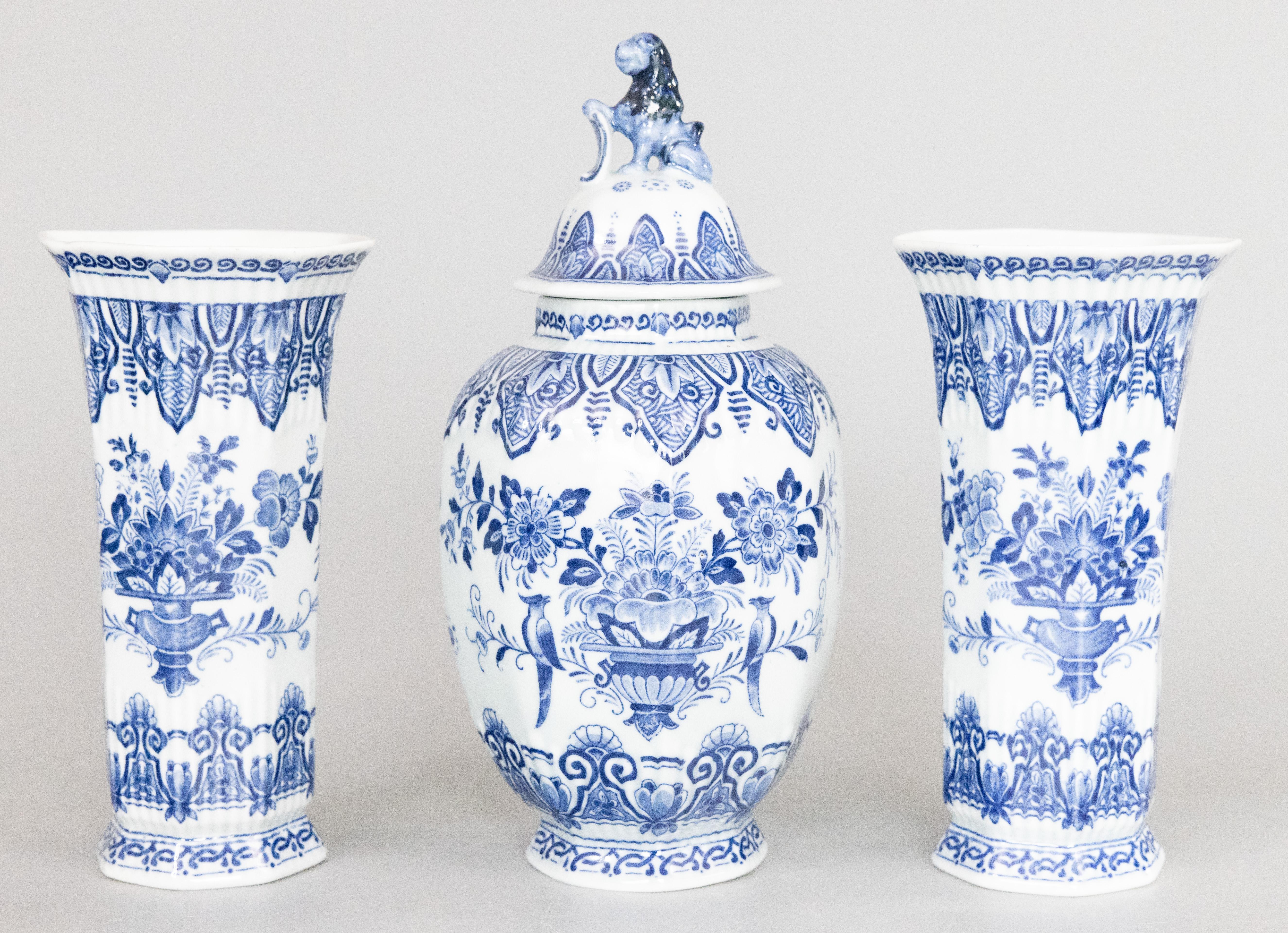 Ensemble de 3 vases hollandais anciens à garniture florale de Delft en vente 2