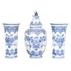 Satz von 3 antiken holländischen Delft Floral Garnitur Vasen