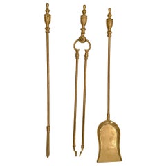 Ensemble de 3 outils de cheminée anglais anciens en laiton, vers les années 1890.