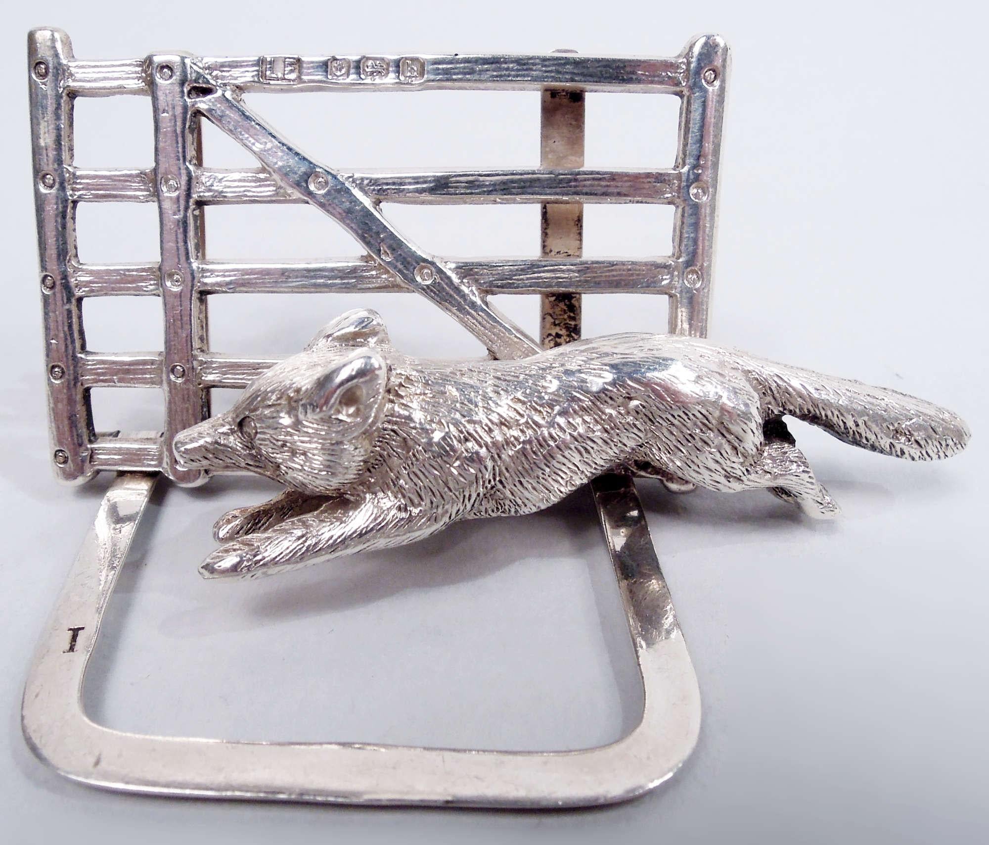 Satz von 3 englischen edwardianischen Tischkartenhaltern mit Jagdmotiv. Hergestellt von Lawrence Emanuel in Birmingham, 1902-7. Jeder: Ein Fuchs rennt mit fliegenden Beinen und aufgerichtetem Schwanz an einem fünfgliedrigen Tor vorbei.