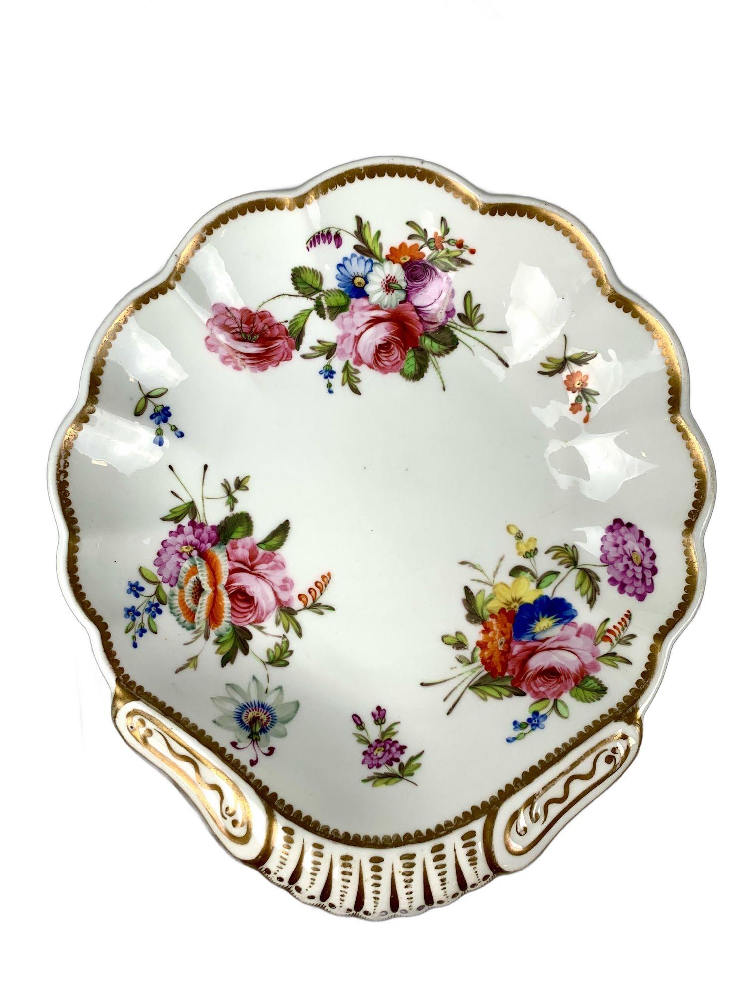 Dieses Set aus drei muschelförmigen Schalen ist mit schönen Blumenzweigen und kleinen Insekten verziert.
Zu den Blumen gehören rosafarbene Rosen und andere Blumen in Gelb, Lila, Orange und Blau, alle mit grünen Blättern.
Der saubere weiße