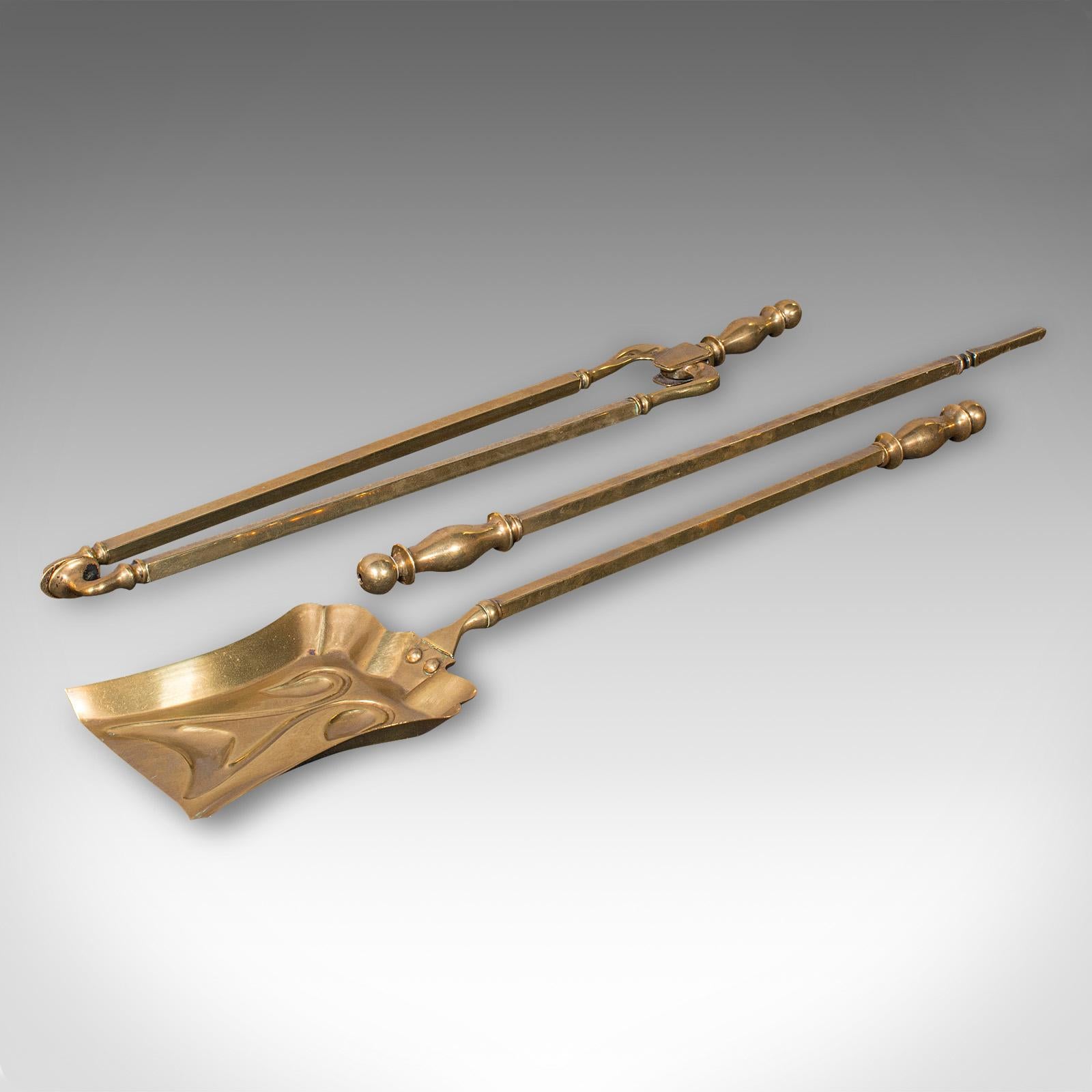 
Dies ist ein Satz antiker Kaminbestecke. Ein englischer Schürhaken, eine Kohlenschaufel und eine Zange aus Messing, aus der viktorianischen Zeit, um 1870.

Von guter Größe mit attraktiven Tönen und Form
Mit einer wünschenswerten gealterten Patina