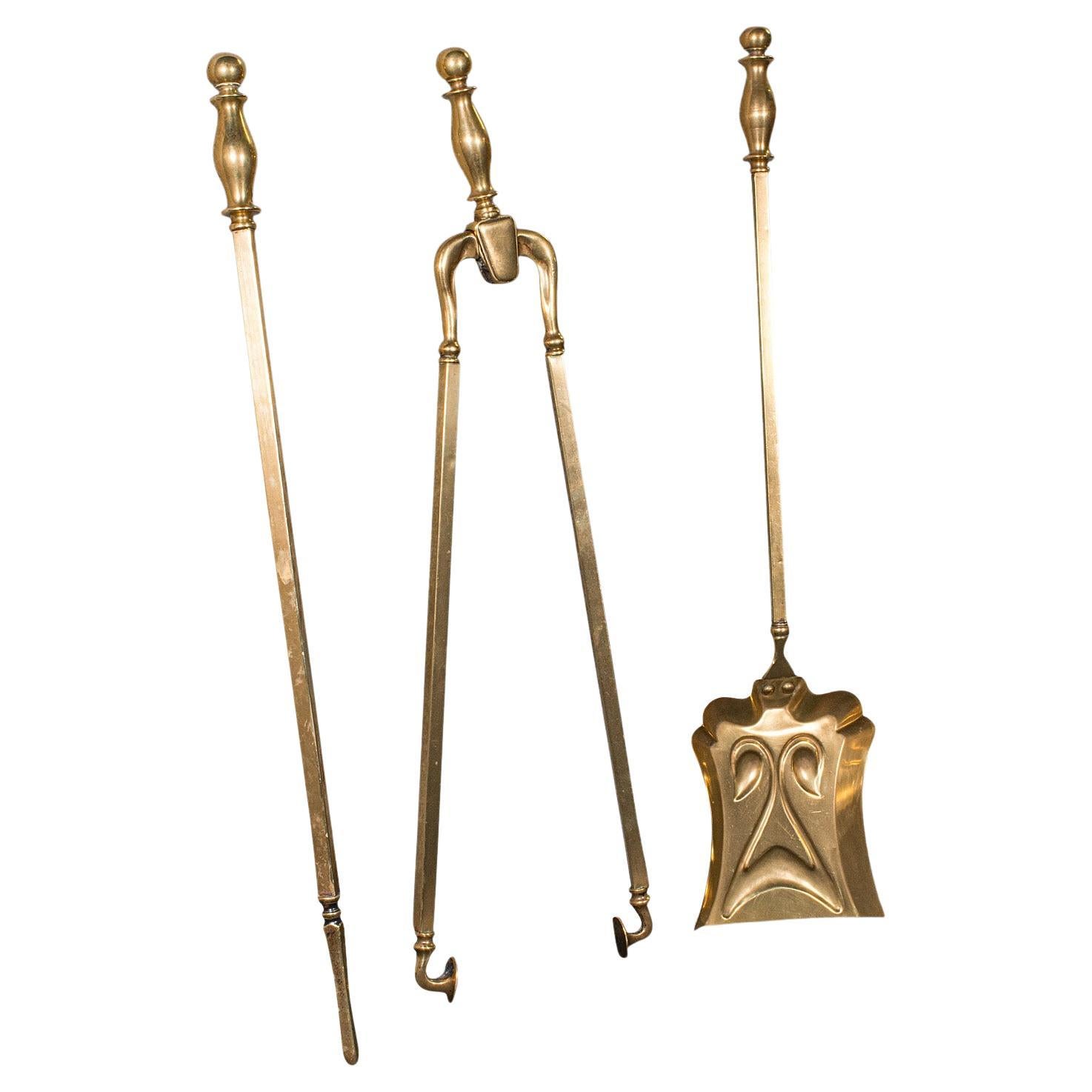 Juego de 3 Herramientas Antiguas para la Chimenea, Inglesas, Latón, Pala para Carbón, Póker, Victorianas