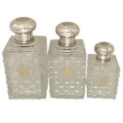Ensemble de 3 carafes à liqueur anciennes en argent français vers 1880 Bouteilles de Cologne surdimensionnées