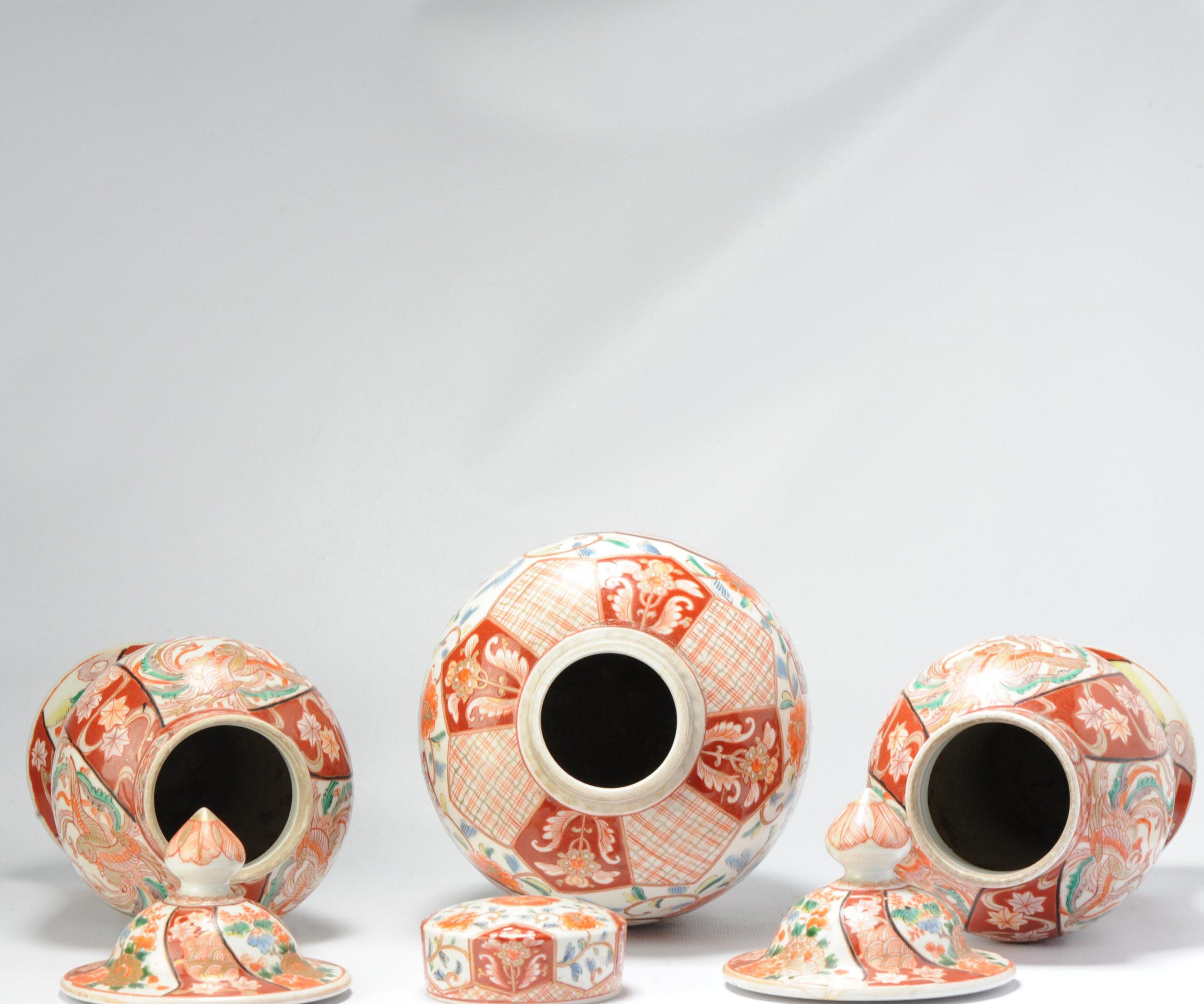Set von 3 antiken japanischen Arita-Vasen und einem Ingwerglas aus Garnitur, 19. Jahrhundert (Japanisch) im Angebot