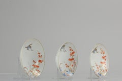 Juego de 3 Cuencos Japoneses Antiguos con Pie Plato de Porcelana Japón, Siglo XVIII / XIX