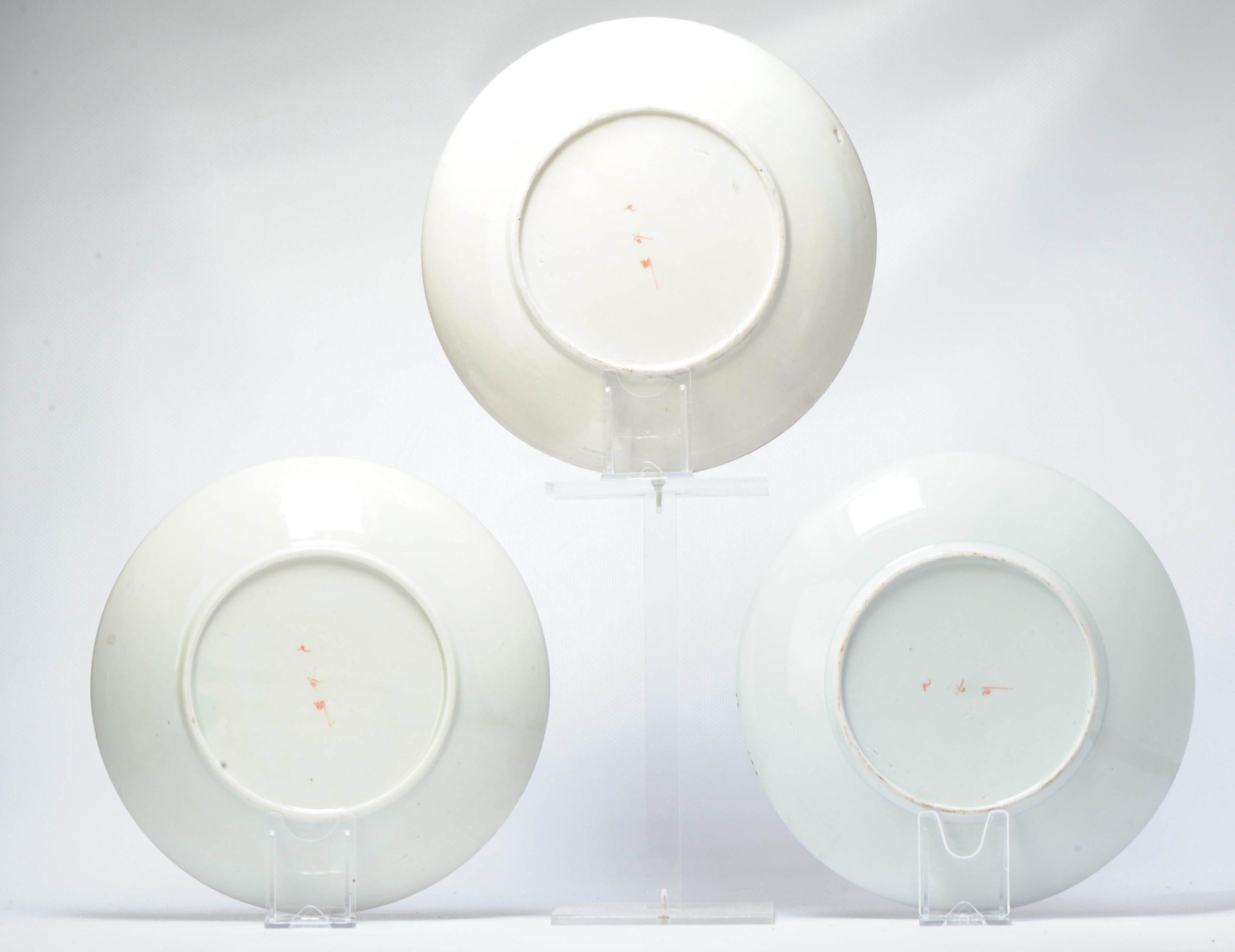 Giapponese Set di 3 piatti antichi giapponesi Kutani con fiori e uccelli, XIX secolo in vendita