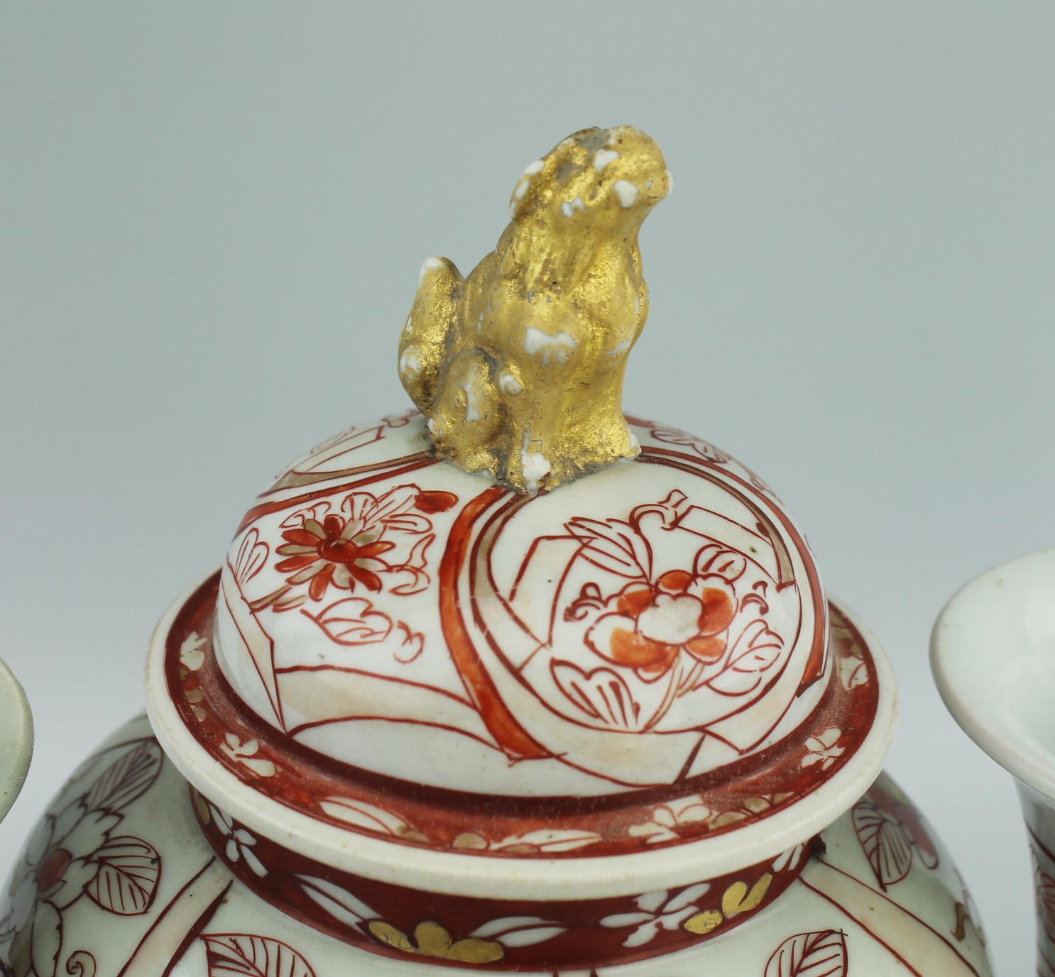 Condividi questo fantastico set per decorare la tua casa. Interessante e ben realizzato.

3 vasi a balaustro in porcellana Arita con coperchi. Il tutto decorato con una bella decorazione floreale in un insolito Sangue e Latte.

Informazioni