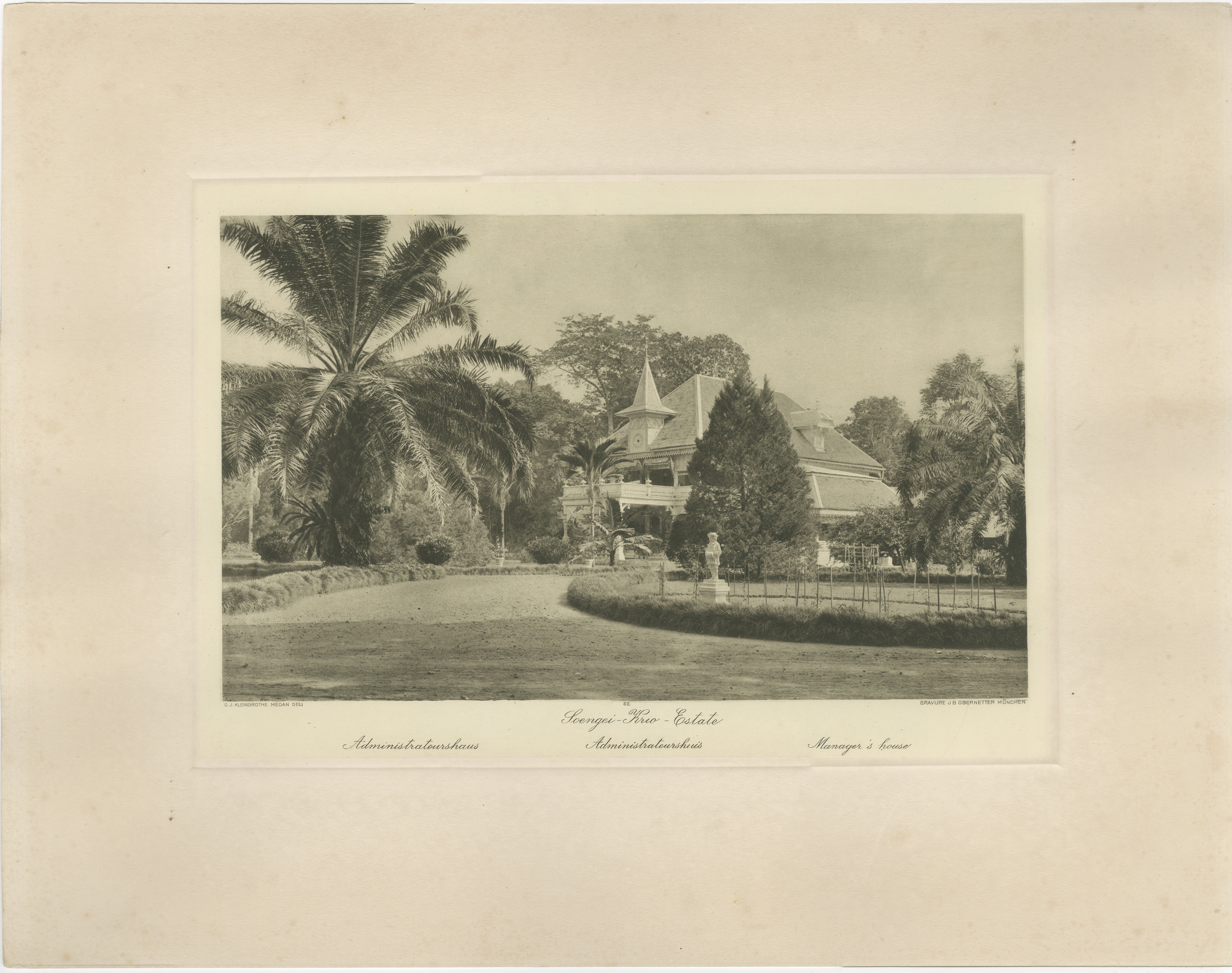 Satz von 3 antiken Fotogravuren von Sumatra-Plantagen - Deli, Region Medan (um 1900)

Ein schöner Satz von drei Originalfotografien, die das Leben auf den Plantagen in Nordsumatra um 1900 dokumentieren und von dem bekannten Fotografen C.J. erstellt