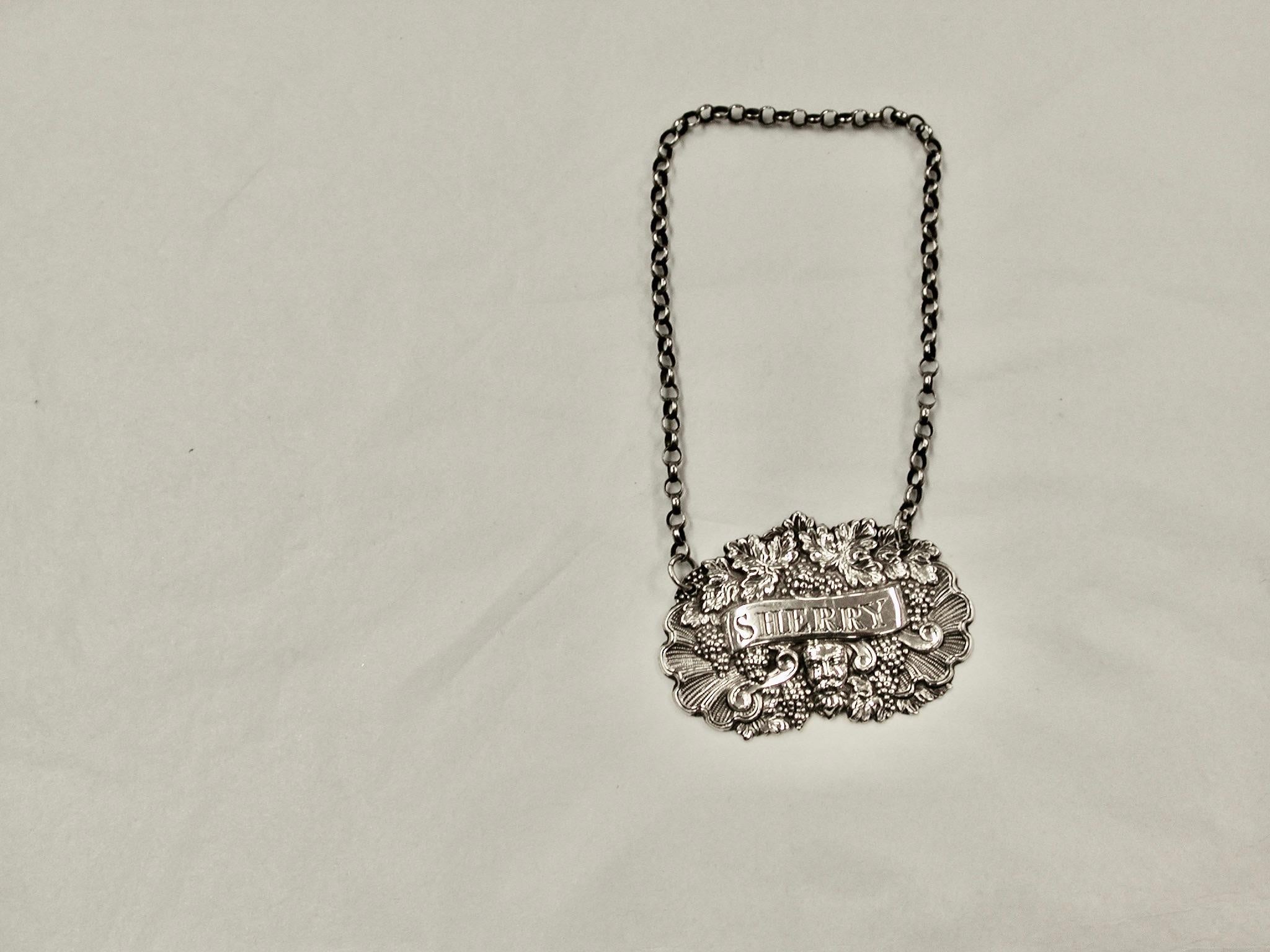 Set di 3 etichette per vino in argento antico di Taylor & Perry di Birmingham 1831/1838
Bella serie di etichette di vino di cui due del 1831 e una del 1838.
La fustella è piuttosto insolita con bacco, uva, vite e volute.
