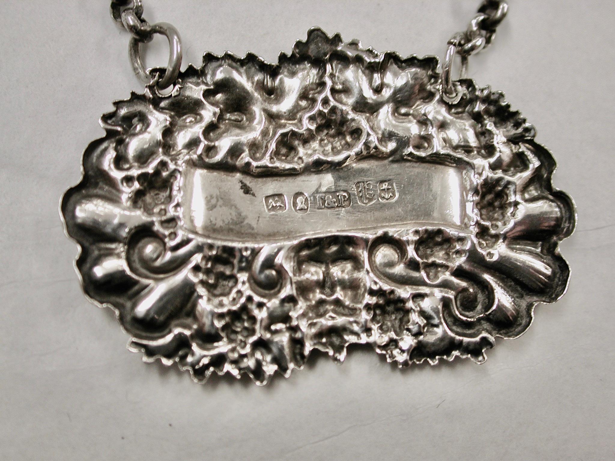 Metà XIX secolo Set di 3 etichette per vino in argento antico di Taylor & Perry di Birmingham 1831/1838 in vendita