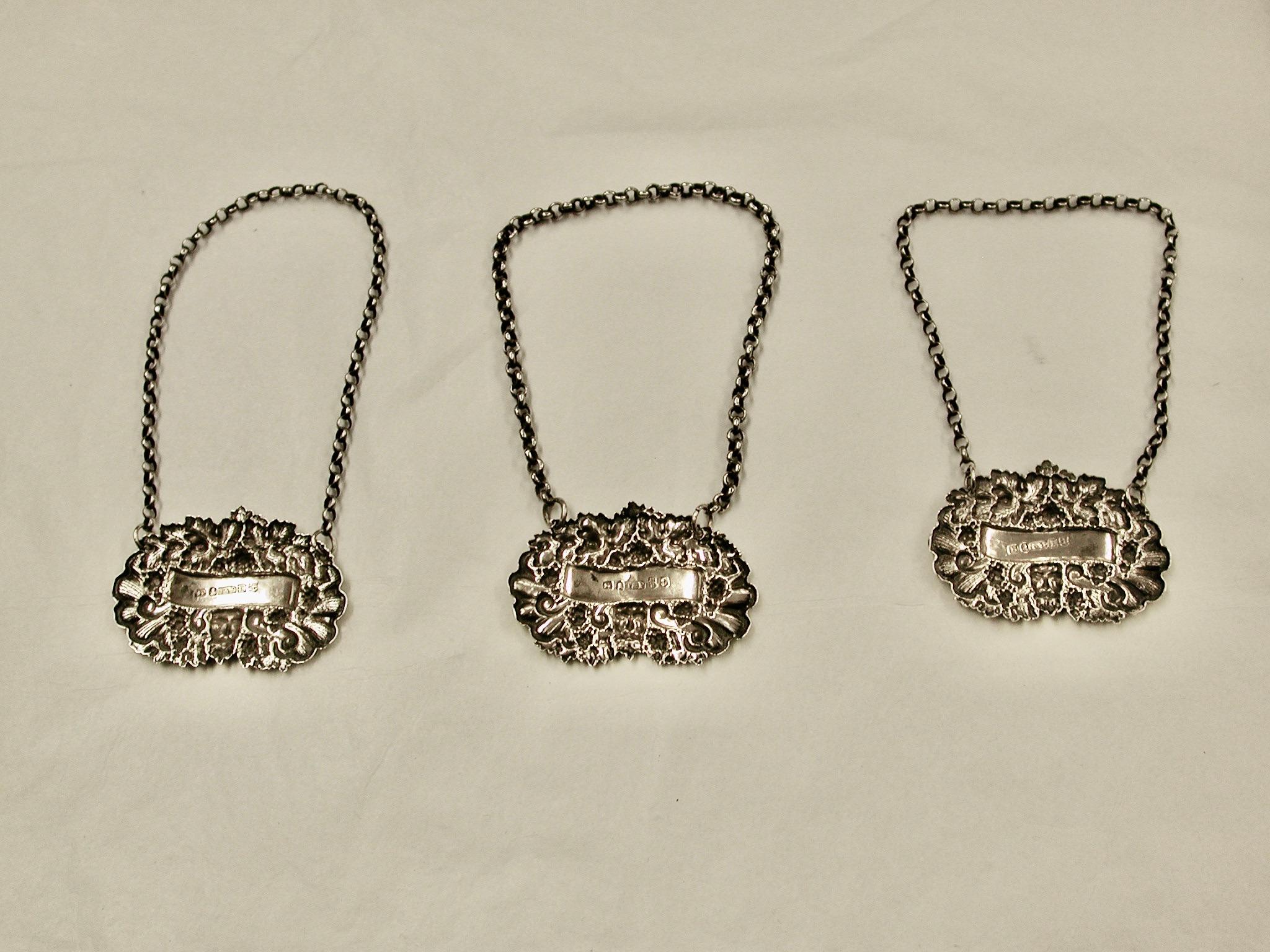 Set di 3 etichette per vino in argento antico di Taylor & Perry di Birmingham 1831/1838 in vendita 1