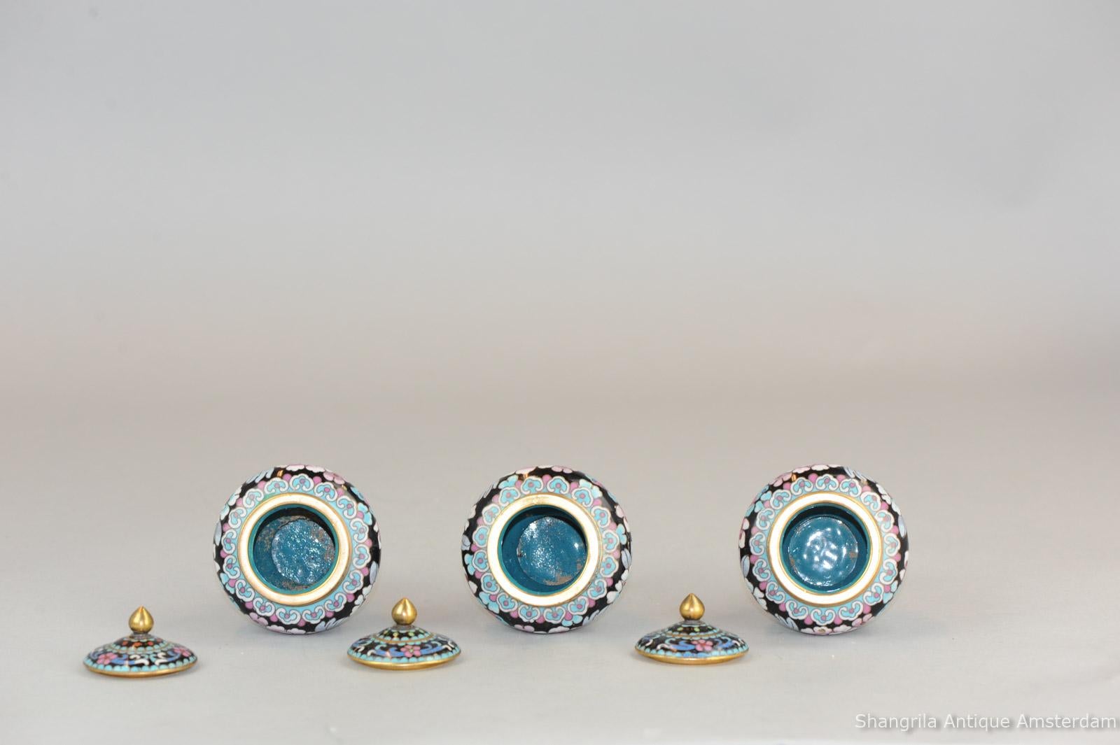 Set of 3 Antique/Vintage Chinese Cloissonne Enamel Vases Republic, 20th Century In Good Condition For Sale In Amsterdam, Noord Holland