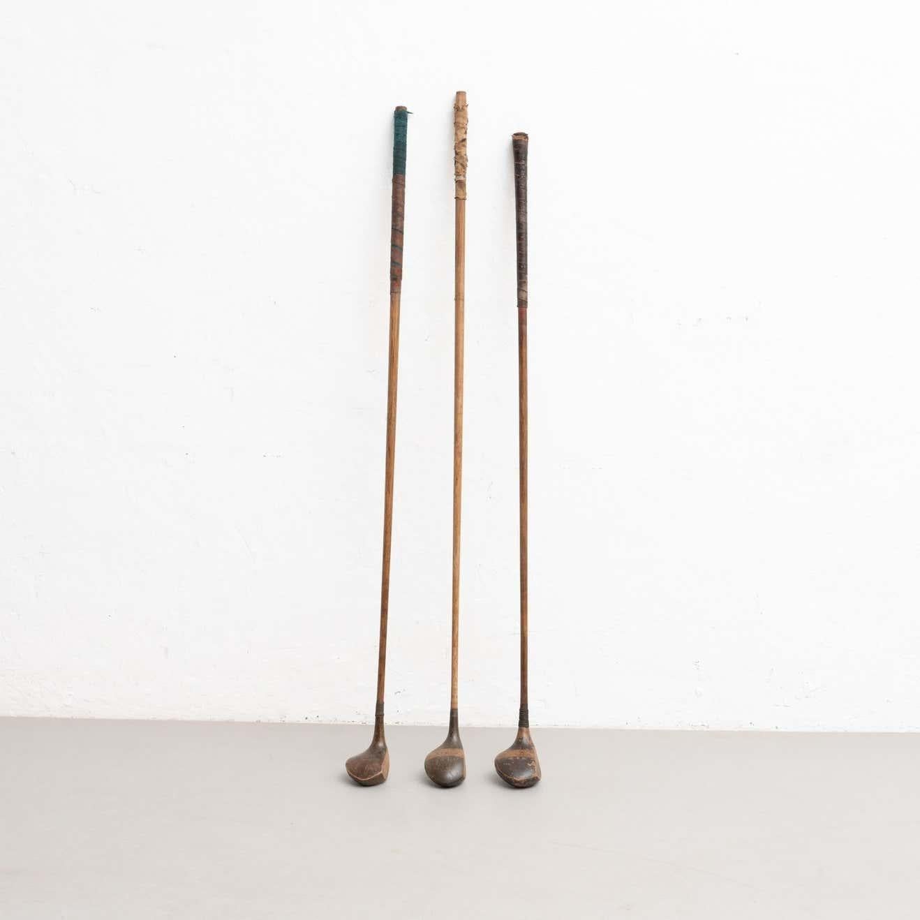 Satz von drei antiken traditionellen Jack Whiting's Sports Holz-Golfschlägern.     Hergestellt in London, um 1930.    Originaler Zustand mit geringen alters- und gebrauchsbedingten Abnutzungserscheinungen, der eine schöne Patina aufweist.   