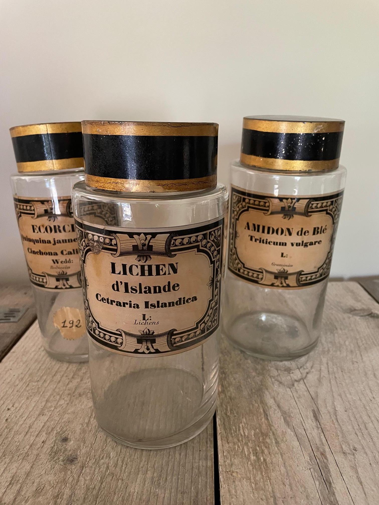 Set of 3 apothecary jars, each 20cm high, with its gold and black cap and magnificent label reminiscent of the beginning of the last century.
