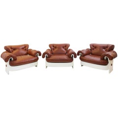 Juego de 3 sillones de cuero y madera lacada, Italia, hacia la década de 1980