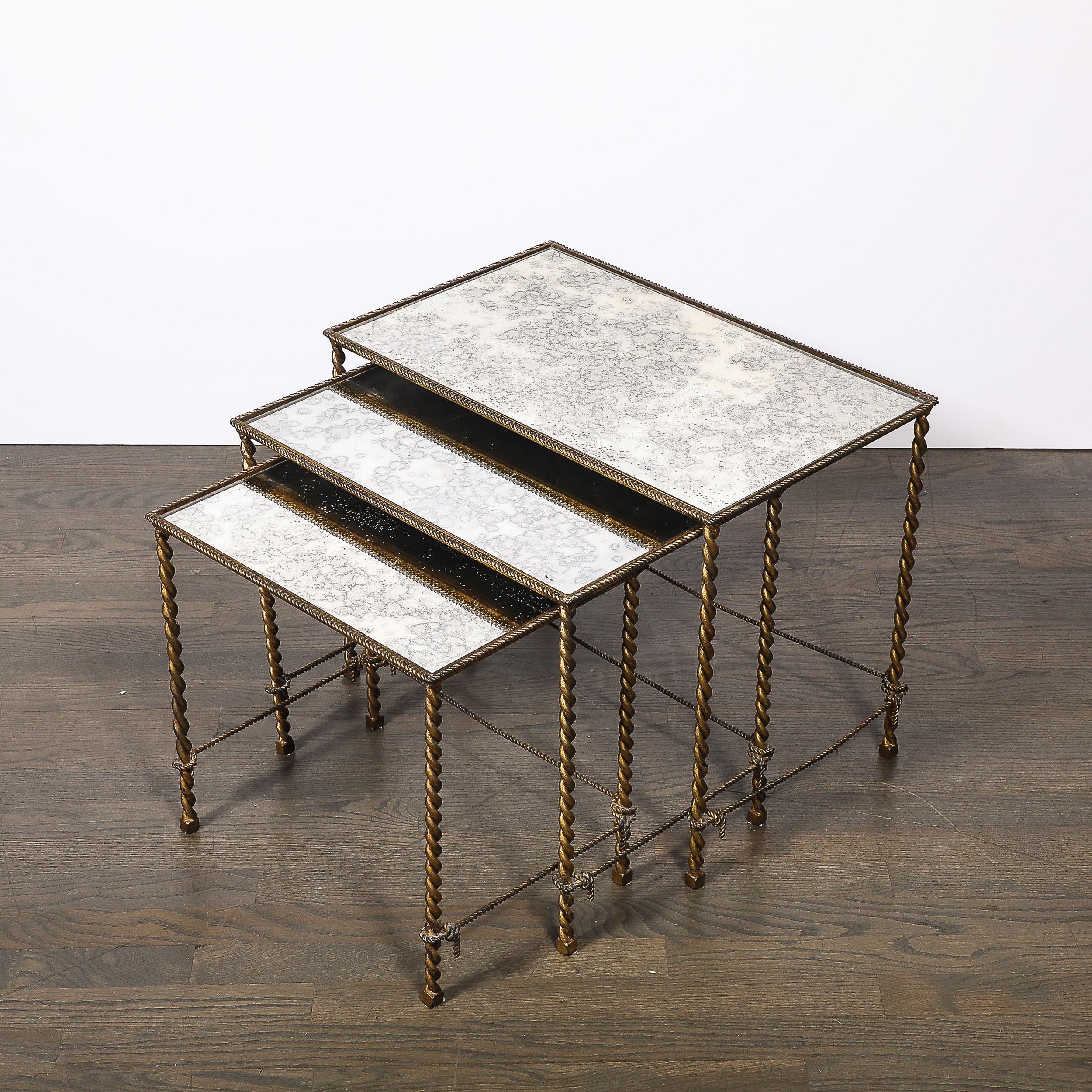 Juego de 3 Mesas Nido Art Decó de Bronce Dorado con Forma de Cuerda y Cristal de Espejo Anticuado en Bueno estado para la venta en New York, NY