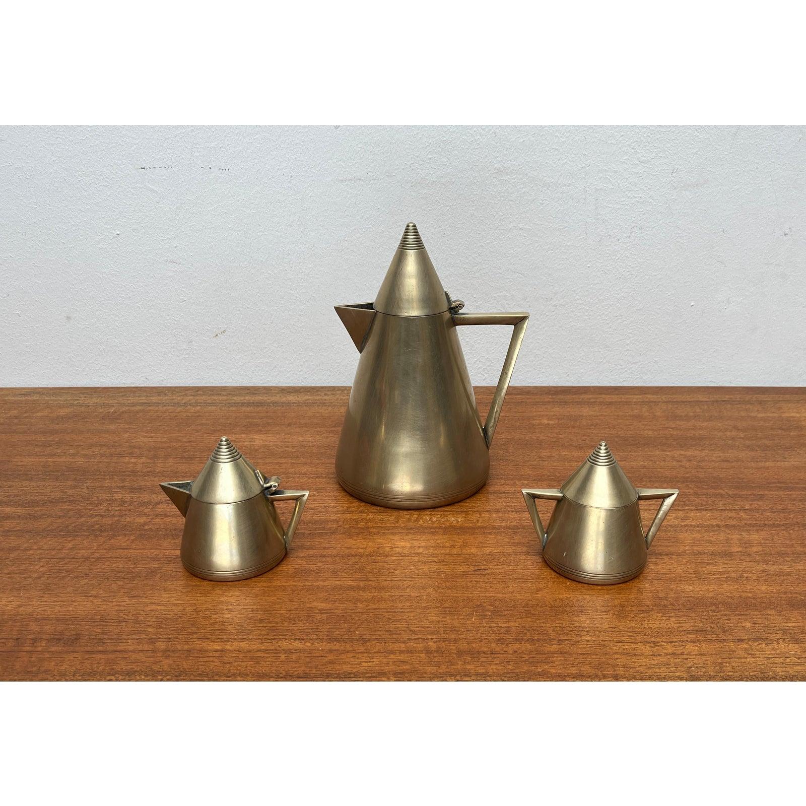 Théière, sucrier et pot à lait en métal Art Déco, années 1960, ensemble de 3, en très bon état. Conçue de 1920 à 1949

Informations complémentaires :
Matériaux : Métal
Couleur : Argent
Type d'article : Vintage, antique ou d'occasion
Diamètre :