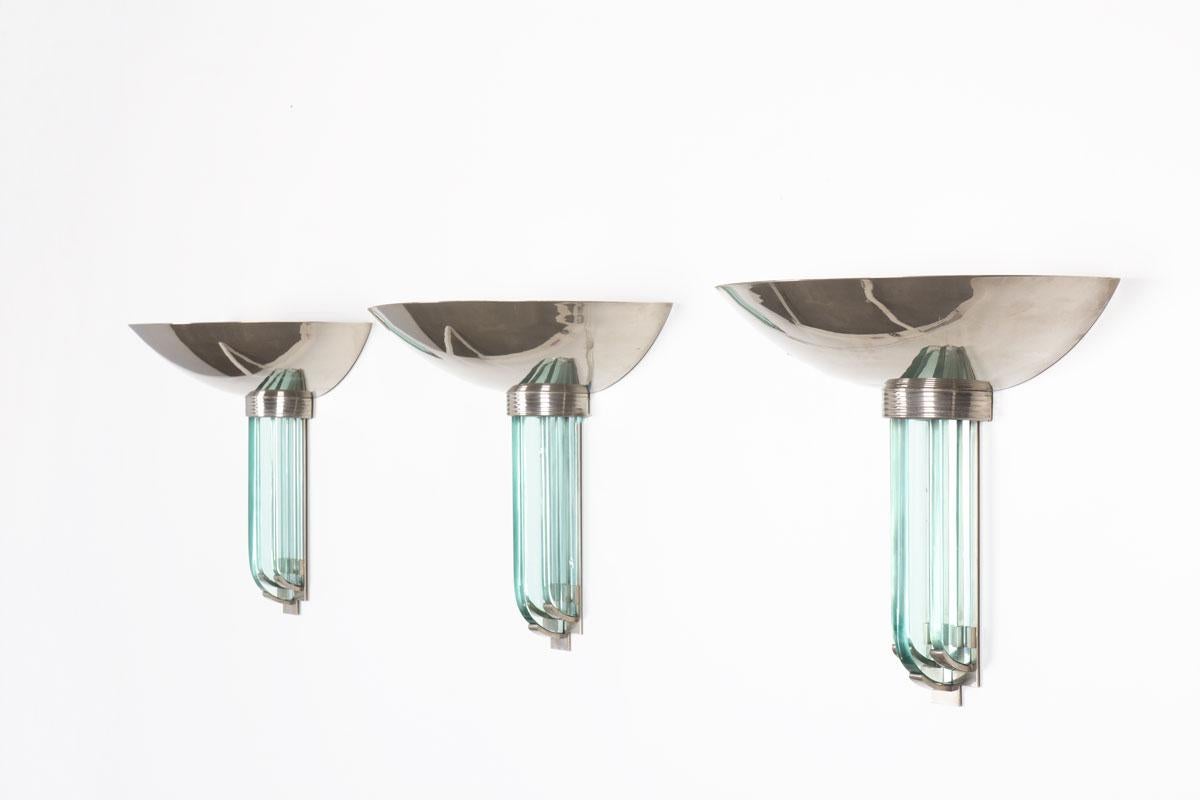 Set of 3 wall lights from the 30s
Metal wall mount, vertical glass blades, half-sphere chrome reflector