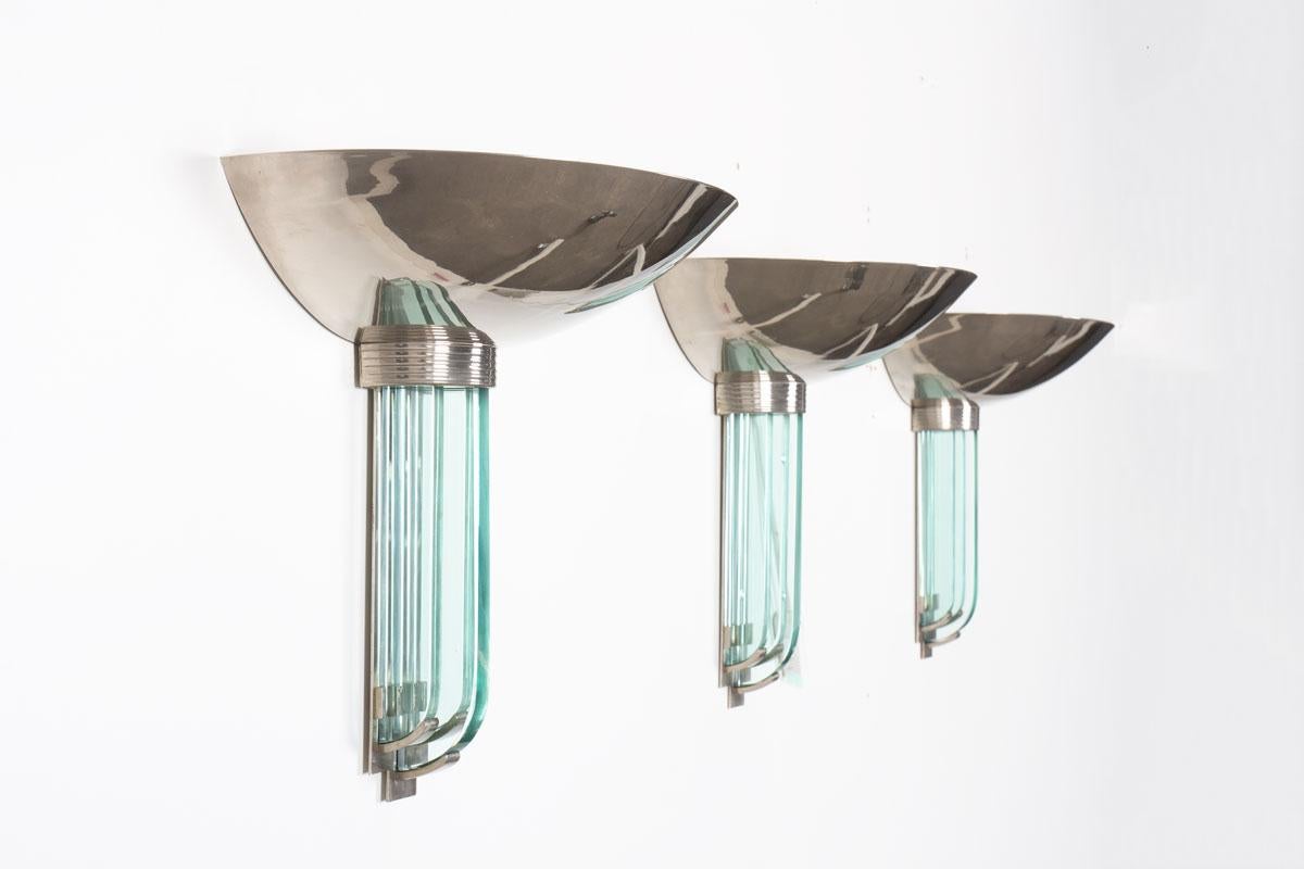 Set of 3 Art Deco wall lights in glass and metal, 1930s In Good Condition For Sale In JASSANS-RIOTTIER, FR