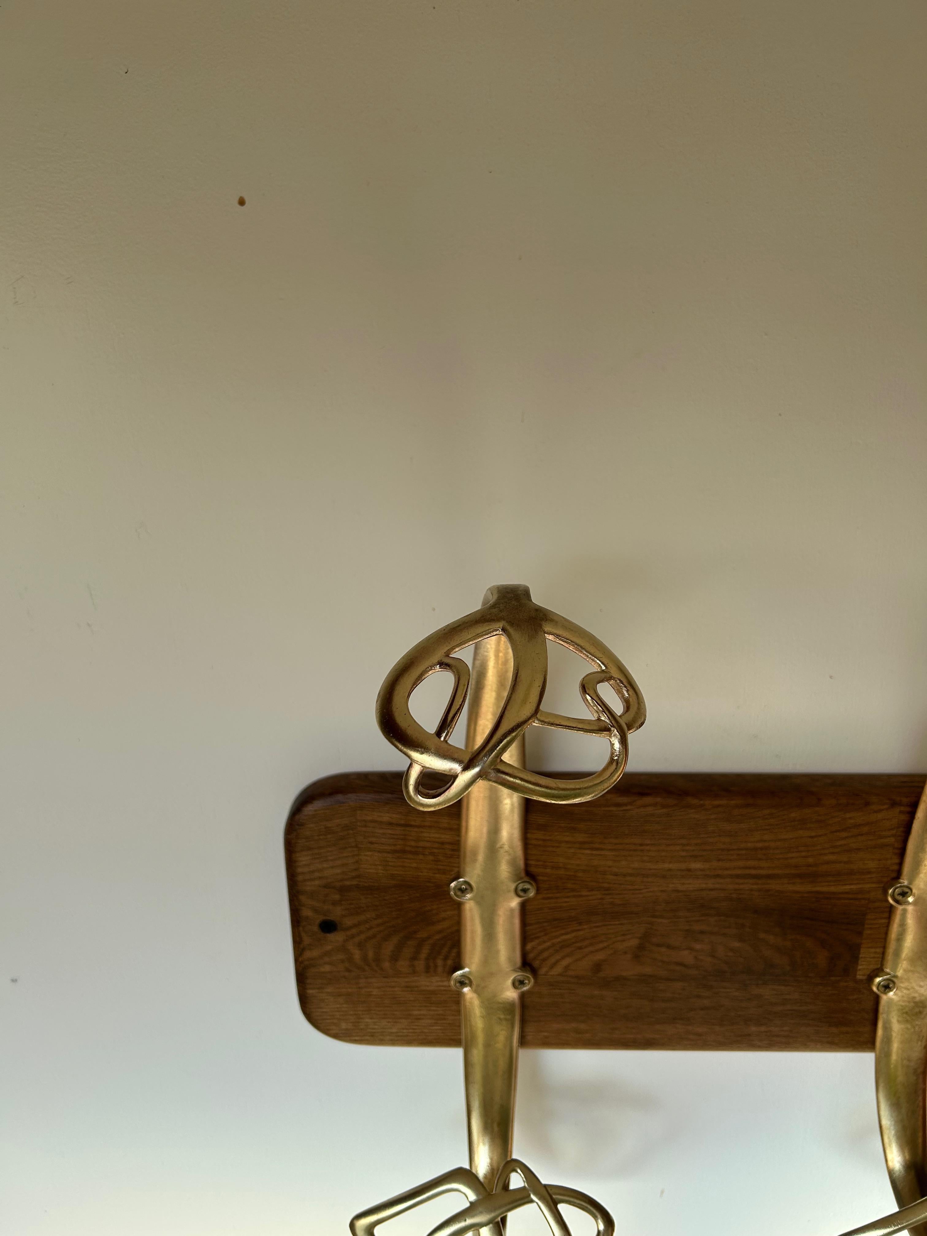 Set of 3 bronze coat hooks, circa 1900.
A very attractive example of the typically Art Nouveau style.
They are mounted on a new wooden support, but can also be mounted directly on the wall.
In perfect condition.

Width: 60 cm
Depth: 17 cm
Height: 34
