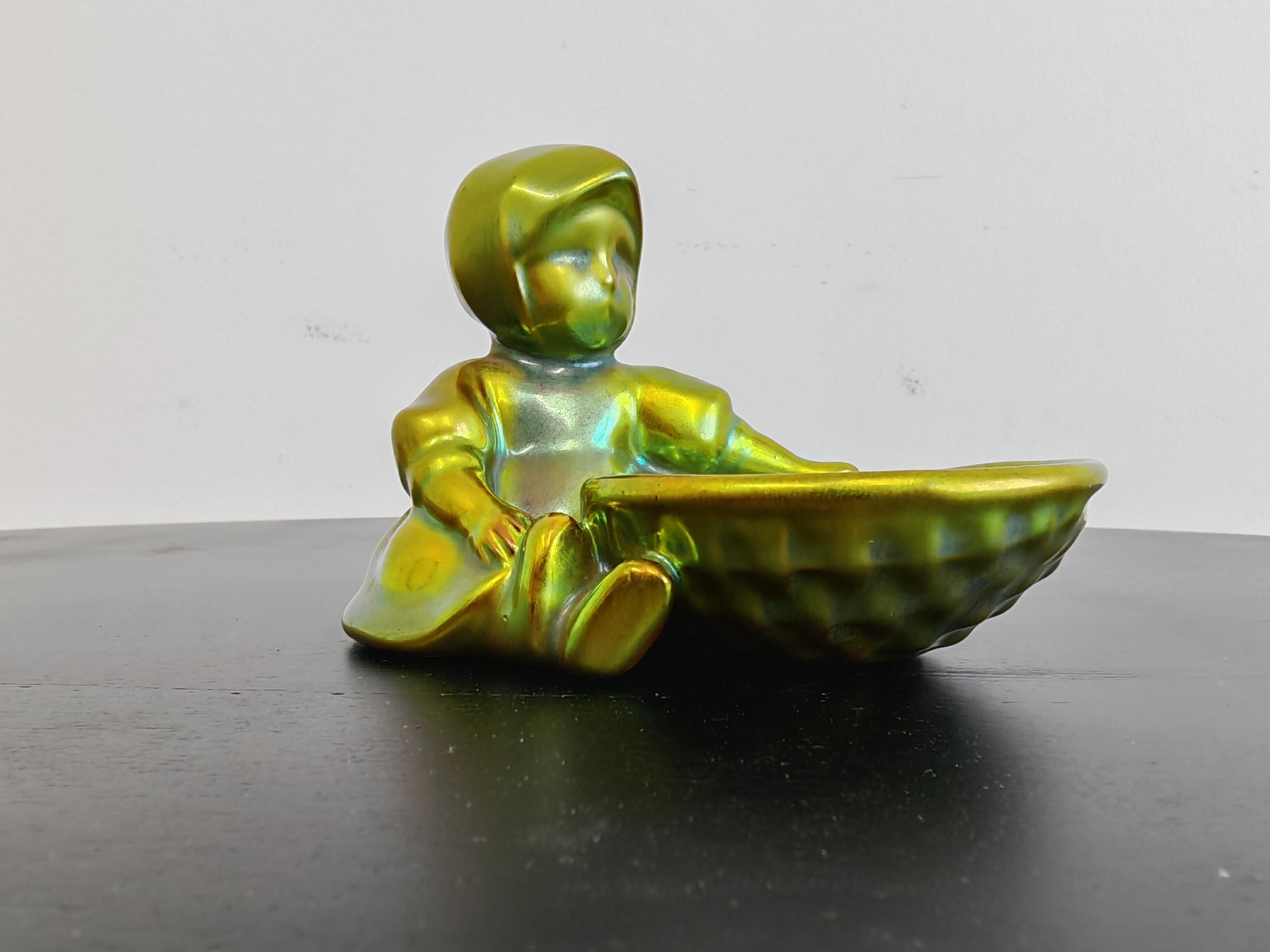 Set di 3 statuette in porcellana verde Art Nouveau di Zsolnay, Ungheria anni '30 in vendita 7