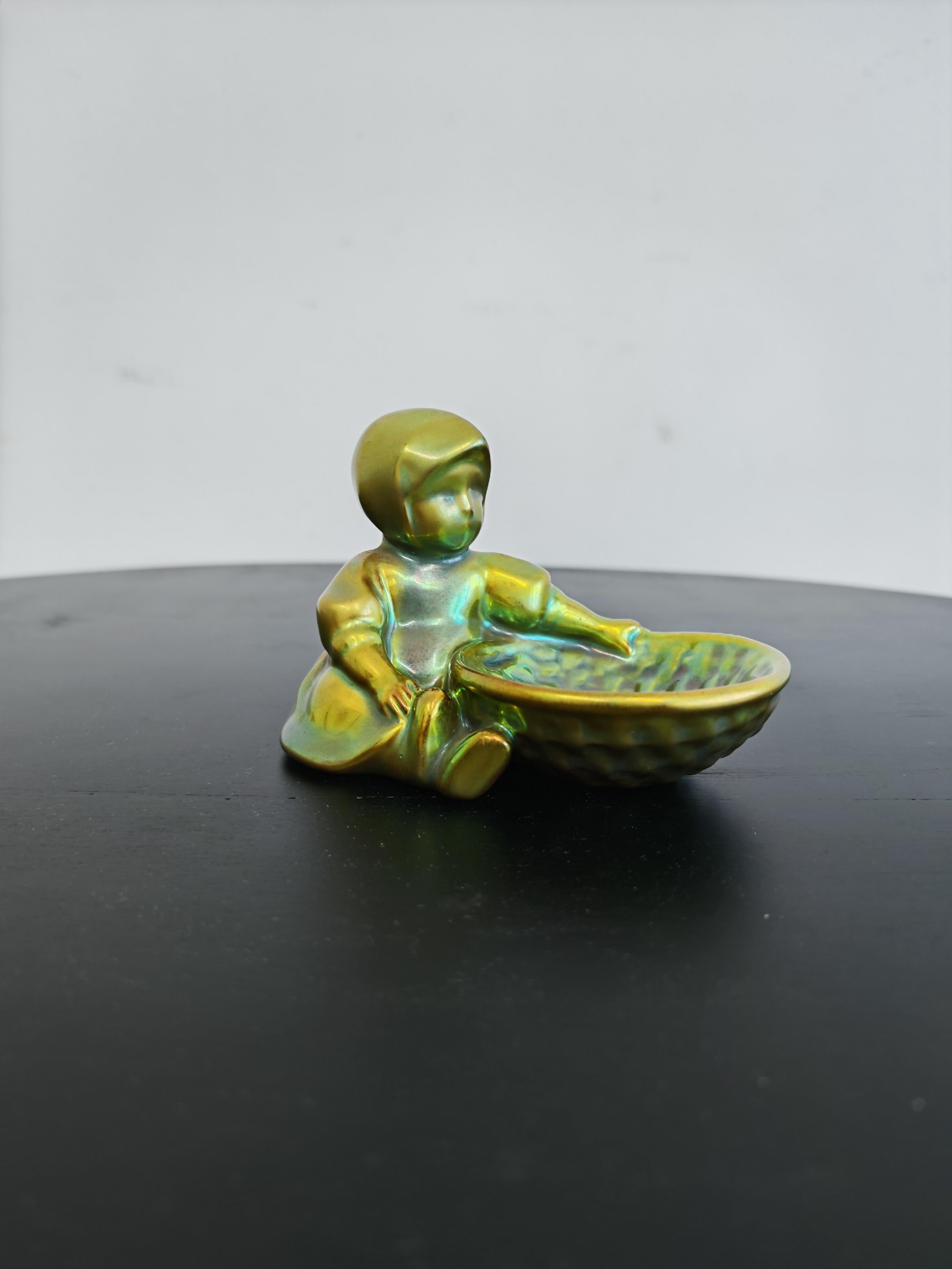 Set di 3 statuette in porcellana verde Art Nouveau di Zsolnay, Ungheria anni '30 In condizioni ottime in vendita a Beograd, RS