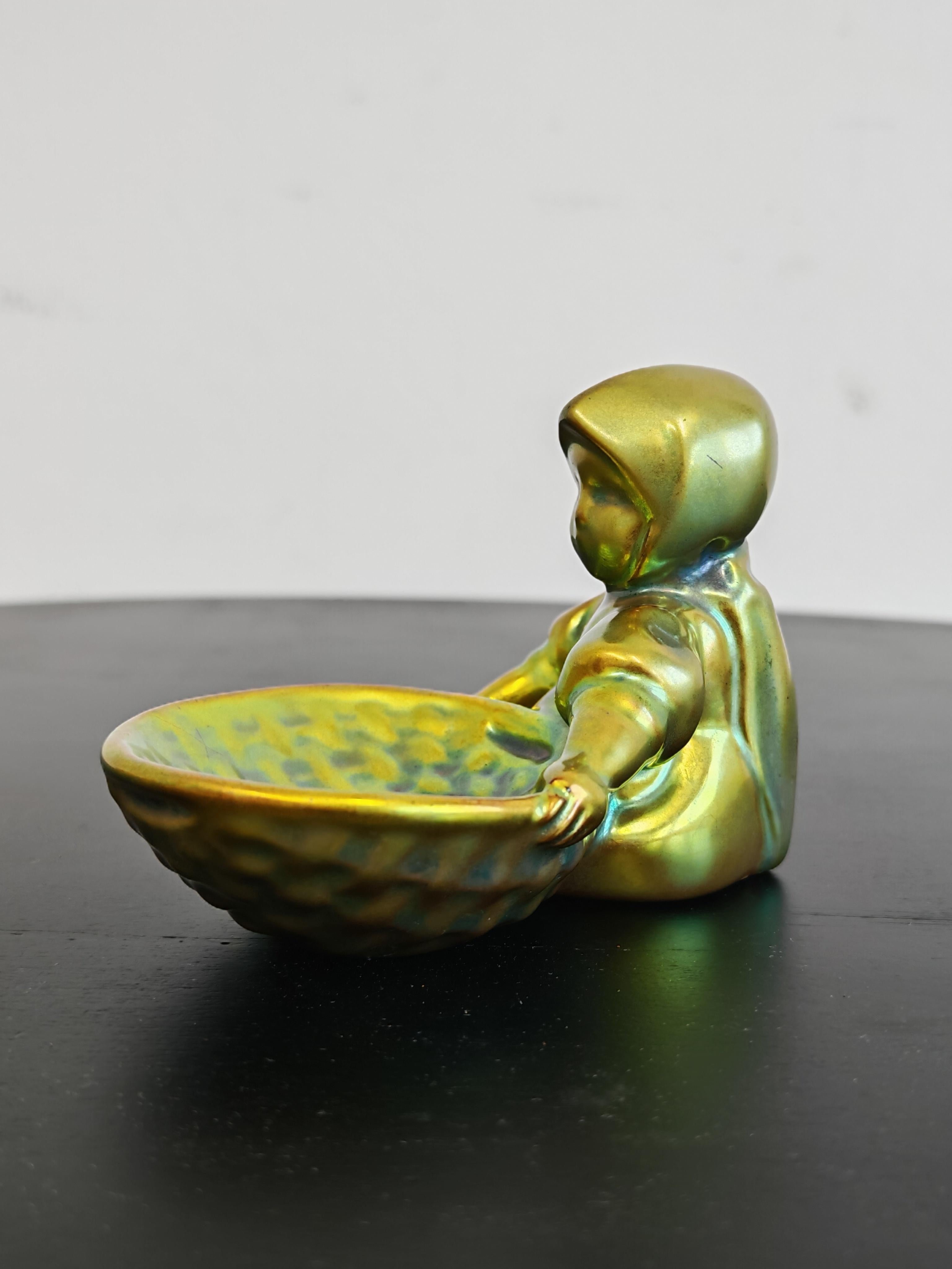 Set di 3 statuette in porcellana verde Art Nouveau di Zsolnay, Ungheria anni '30 in vendita 2