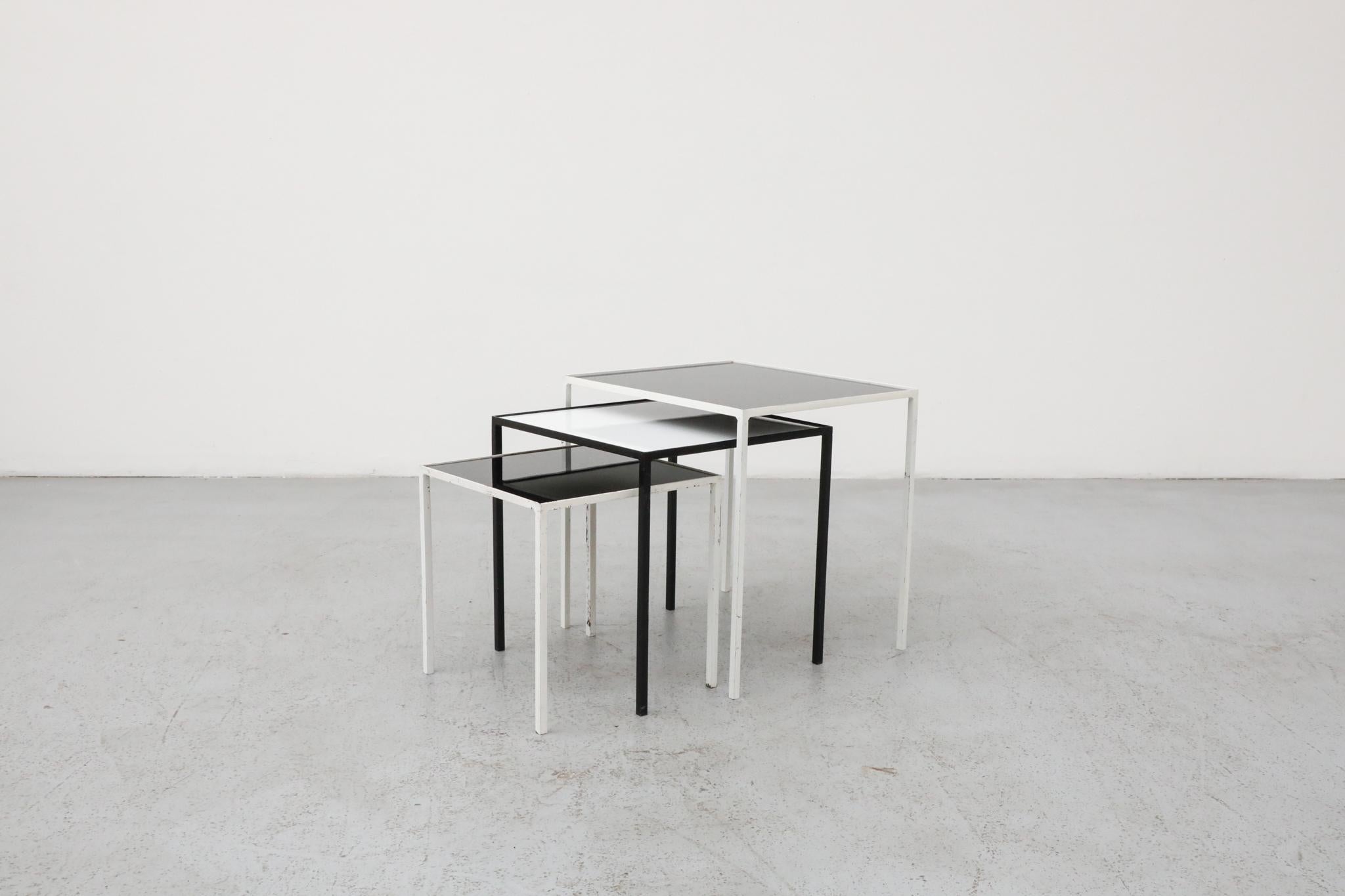 Ensemble de trois tables gigognes de style Mid-Century Modern du fabricant néerlandais Artimeta, connu pour ses designs minimalistes raffinés et ses collaborations avec des designers influents tout au long des années 1950-1970. Ces tables