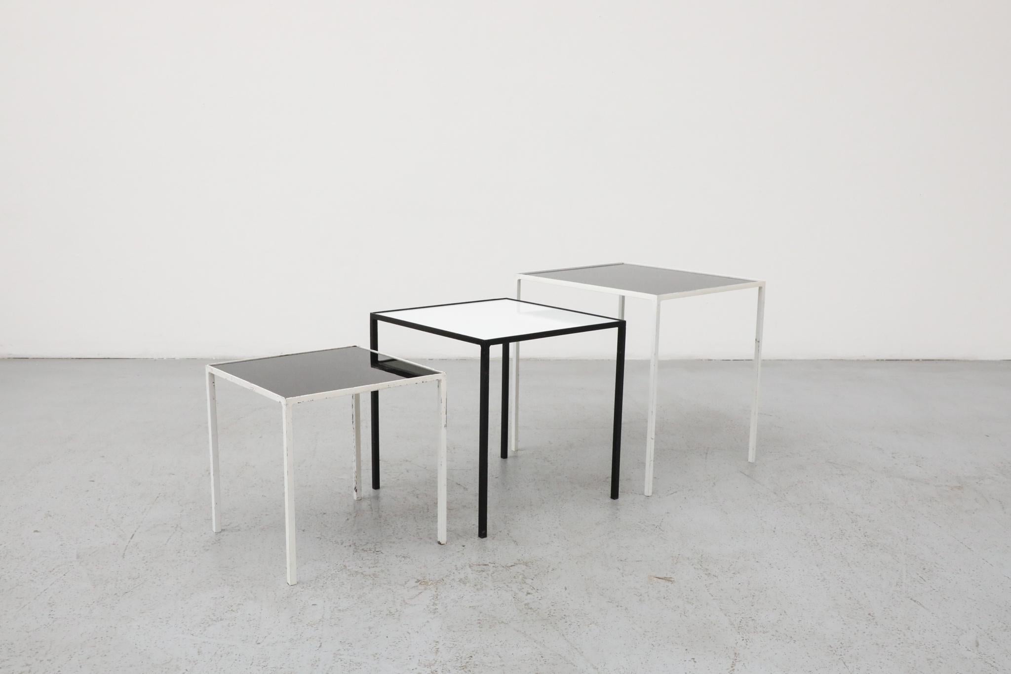 Mid-Century Modern Ensemble de 3 tables gigognes Artimeta noires et blanches avec verre inséré en vente
