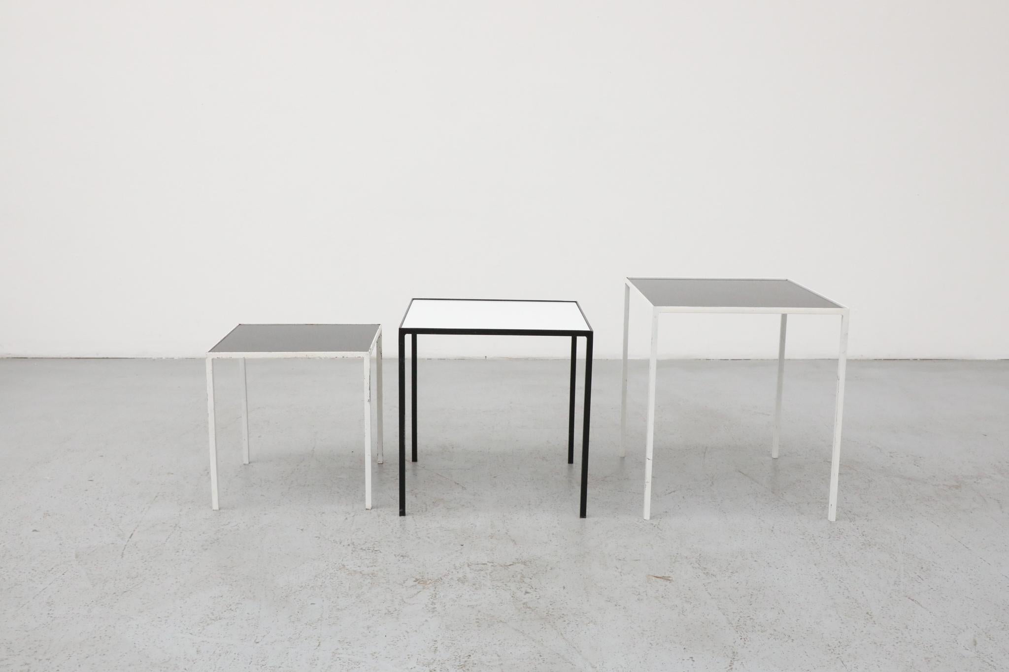 Néerlandais Ensemble de 3 tables gigognes Artimeta noires et blanches avec verre inséré en vente