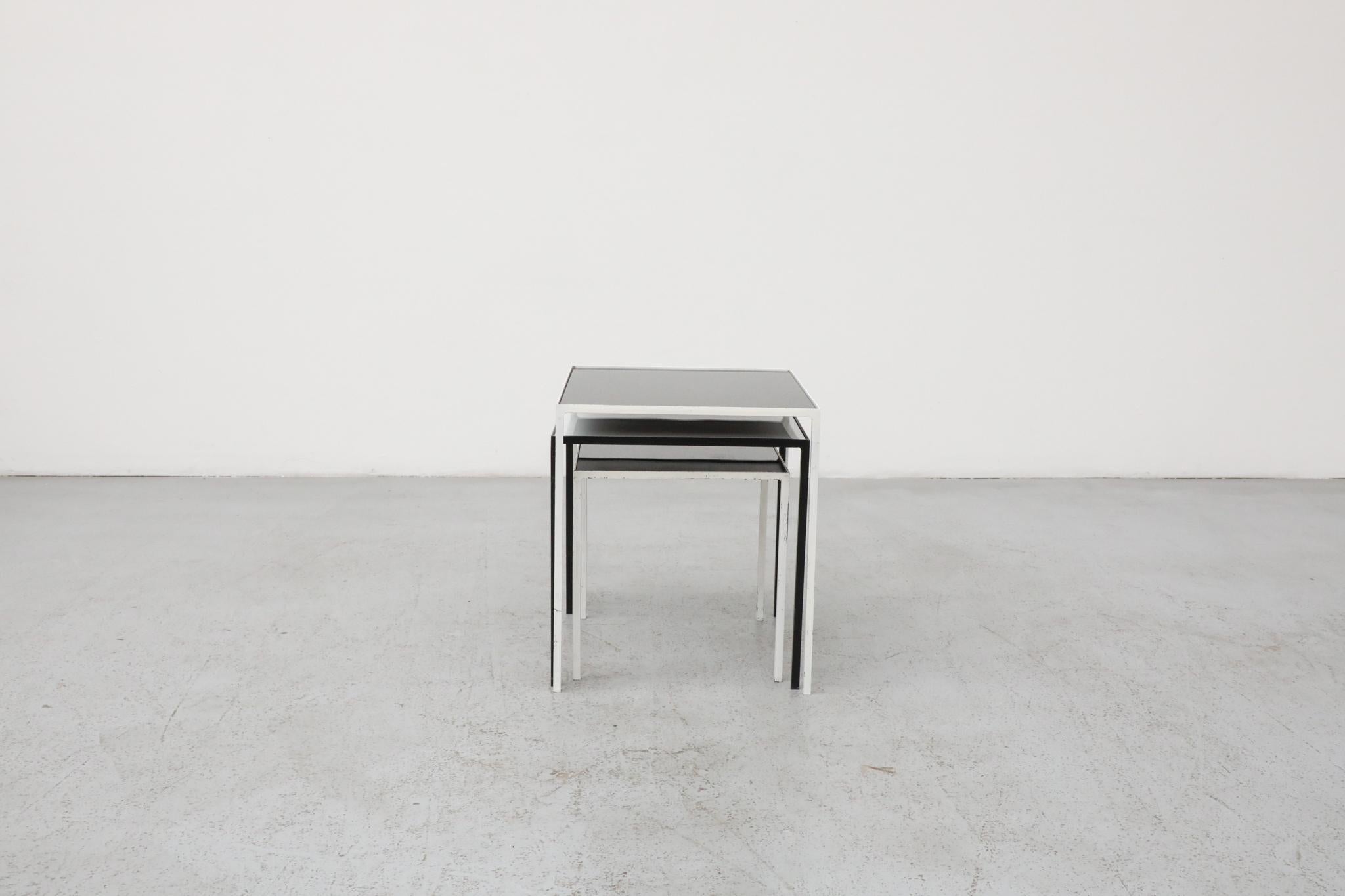 Émaillé Ensemble de 3 tables gigognes Artimeta noires et blanches avec verre inséré en vente