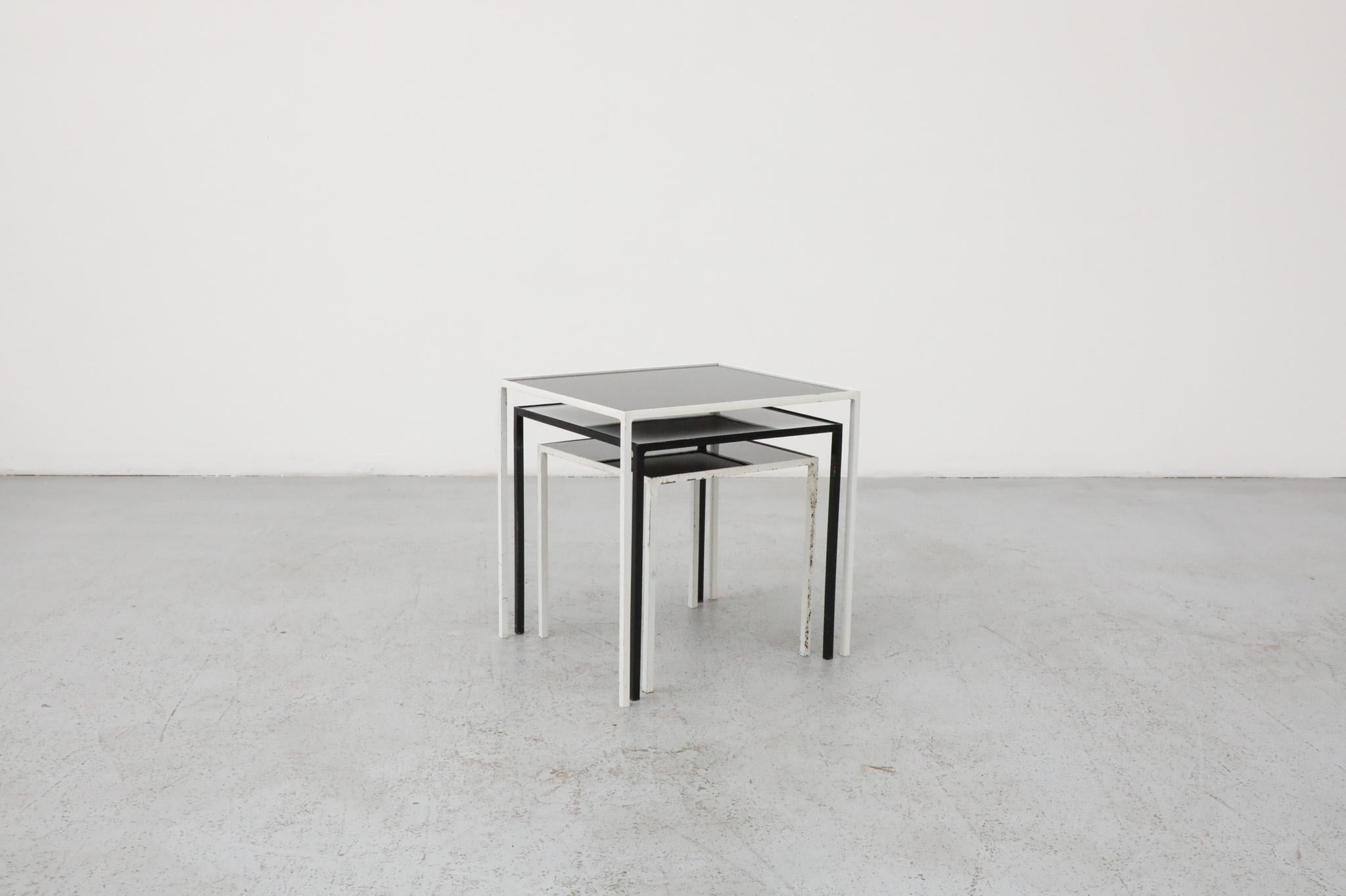 Ensemble de 3 tables gigognes Artimeta noires et blanches avec verre inséré Bon état - En vente à Los Angeles, CA