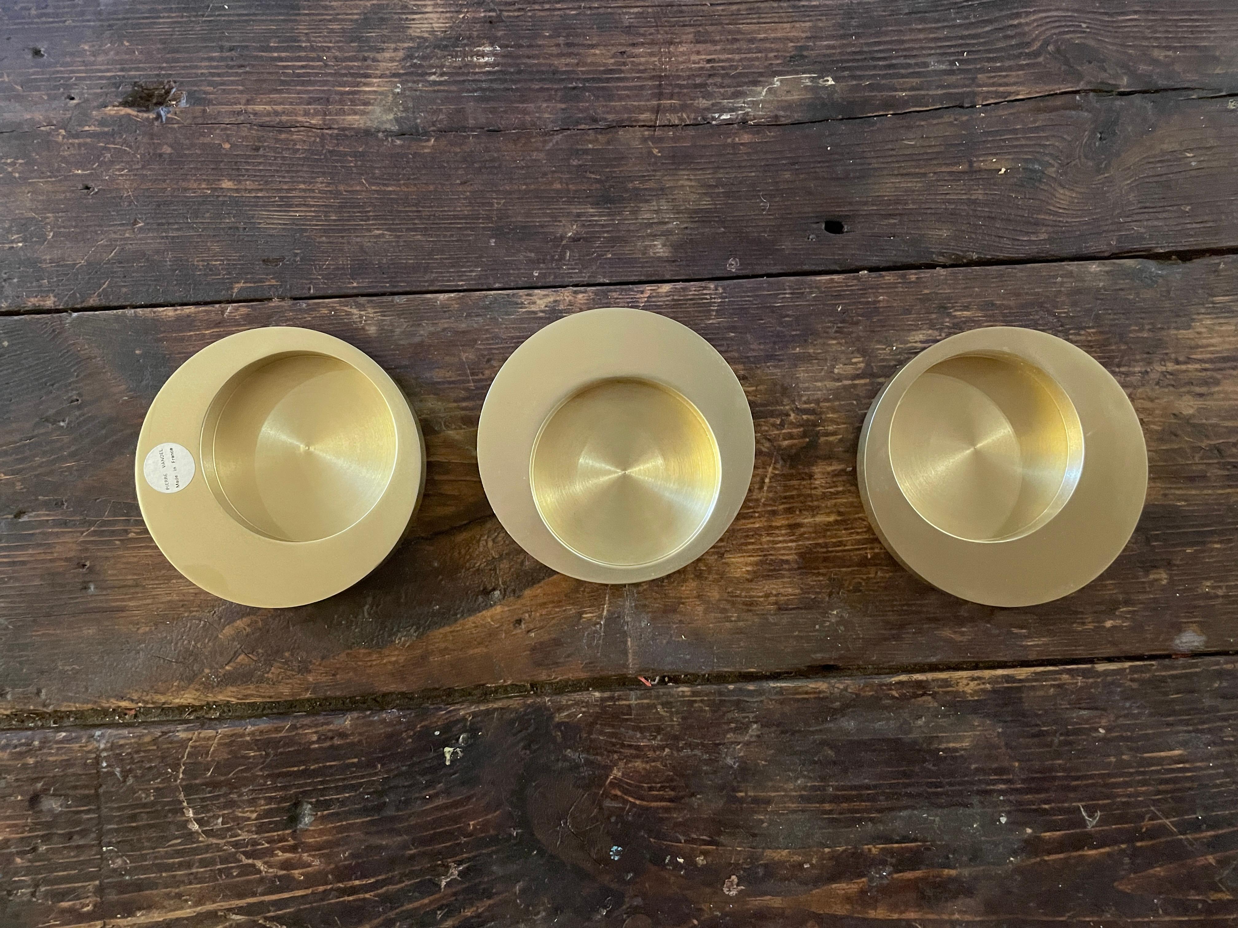 Set of 3 ashtrays-Desk tidies designed by Pierre Vandel . 1970s . France. Brass. 
Good condition.
In the style of;
Willy rizzo 
Gabriela Crespi
Roméo rega
Gold.
Mid-Century Modern. Vintage furniture. Italian design. 1970s. Rosenthal. Germany. Willy