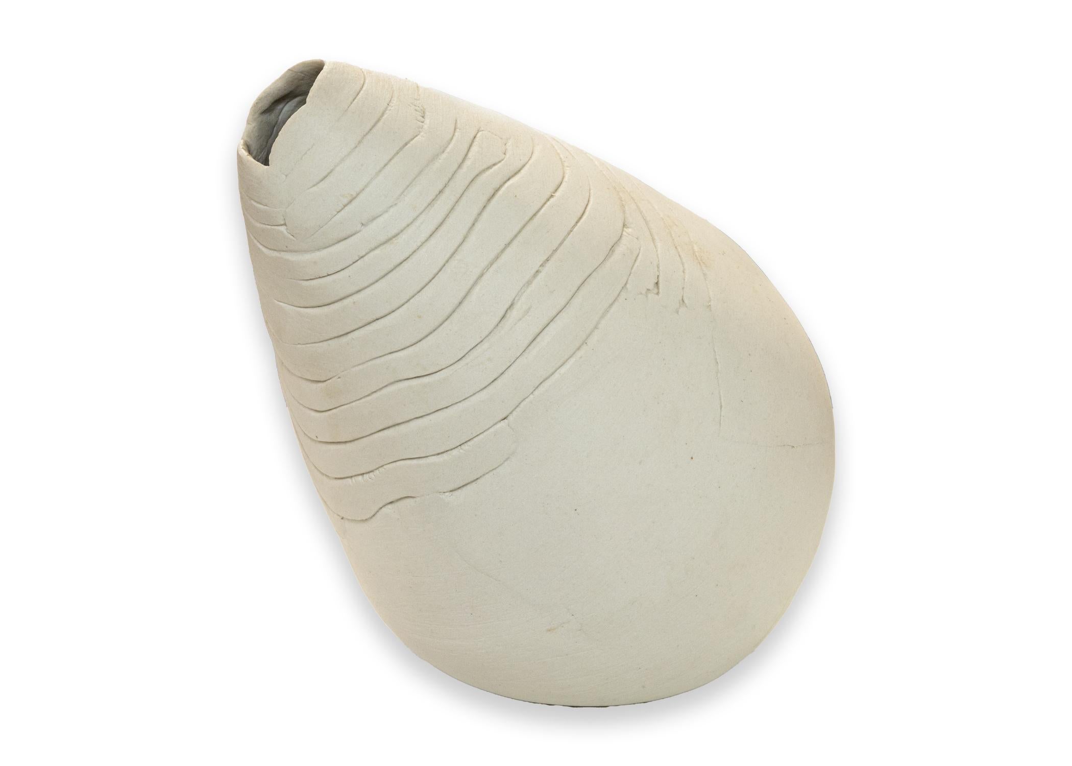 Un moderno set di 3 vasi o recipienti in ceramica. Attribuito a uno studente di Cranbrook Art, tra la fine del XX e l'inizio del XXI secolo. Un design asimmetrico unico con motivi organici scolpiti nella base. Nei toni minimali della terra: cedro,