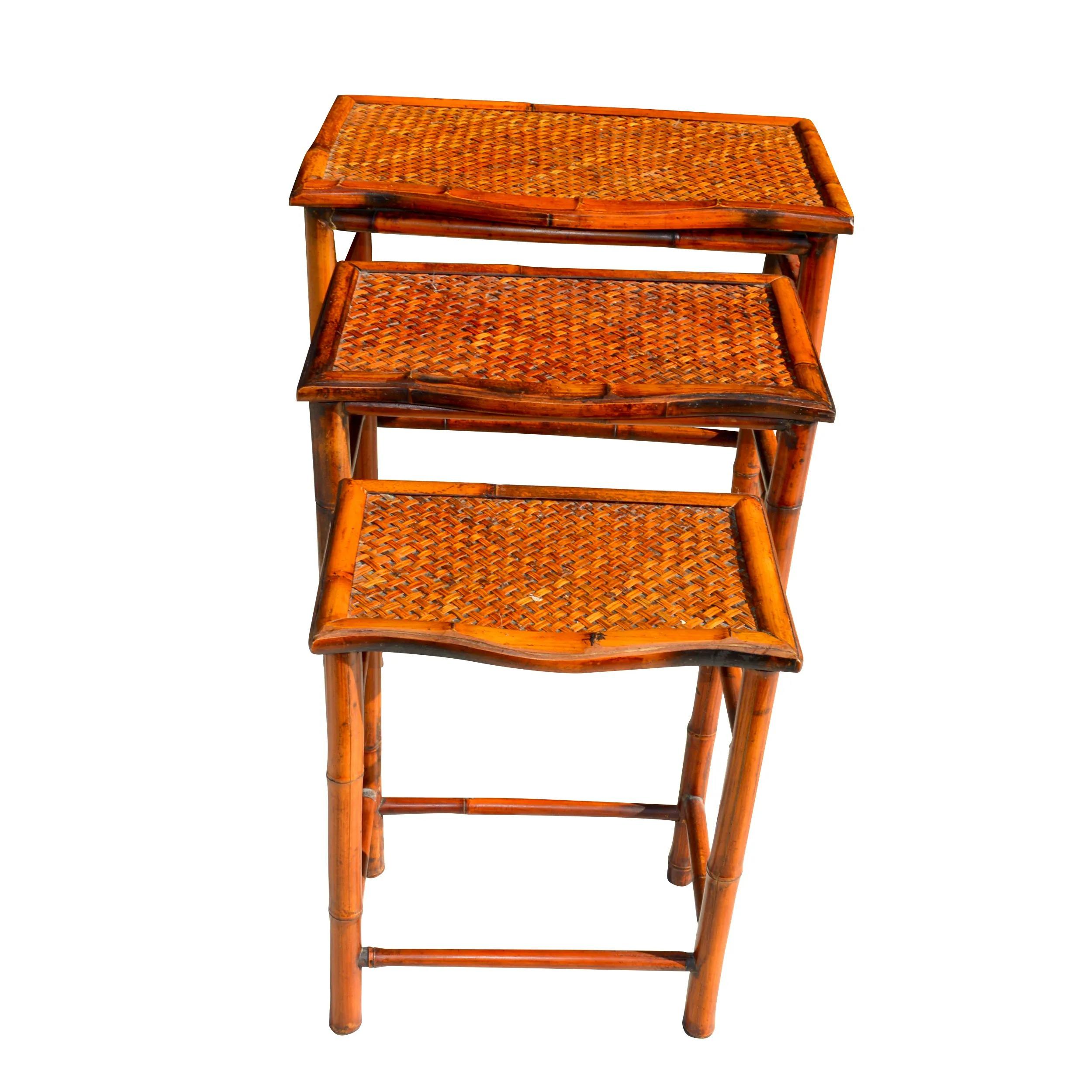Philippin Ensemble de 3 tables d'appoint gigognes en bambou et canne en vente